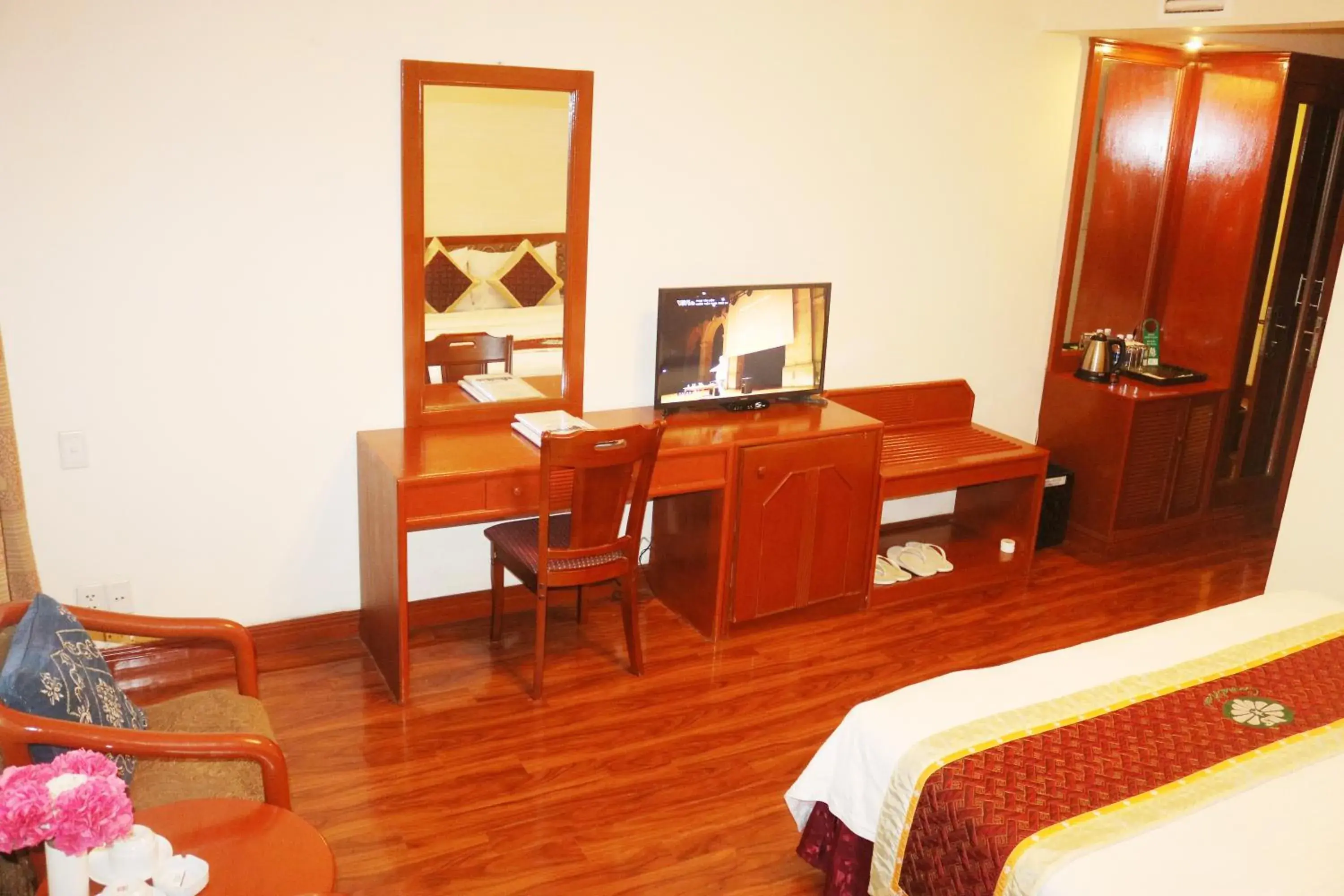 Communal lounge/ TV room, Bed in Central Hotel Communal lounge/ TV room, Bed in Central Hotel