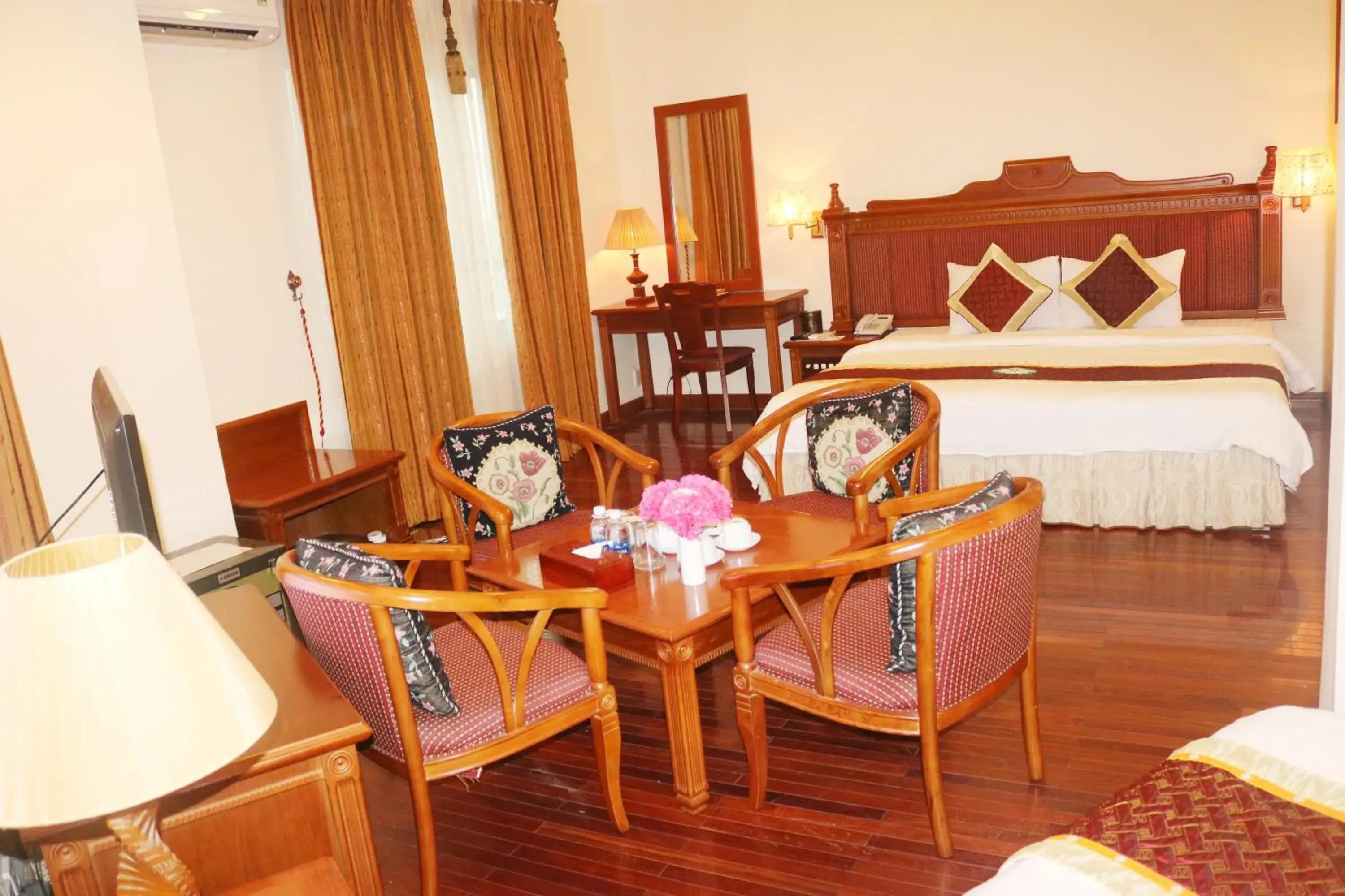 Property building, Bed in Central Hotel Property building, Bed in Central Hotel