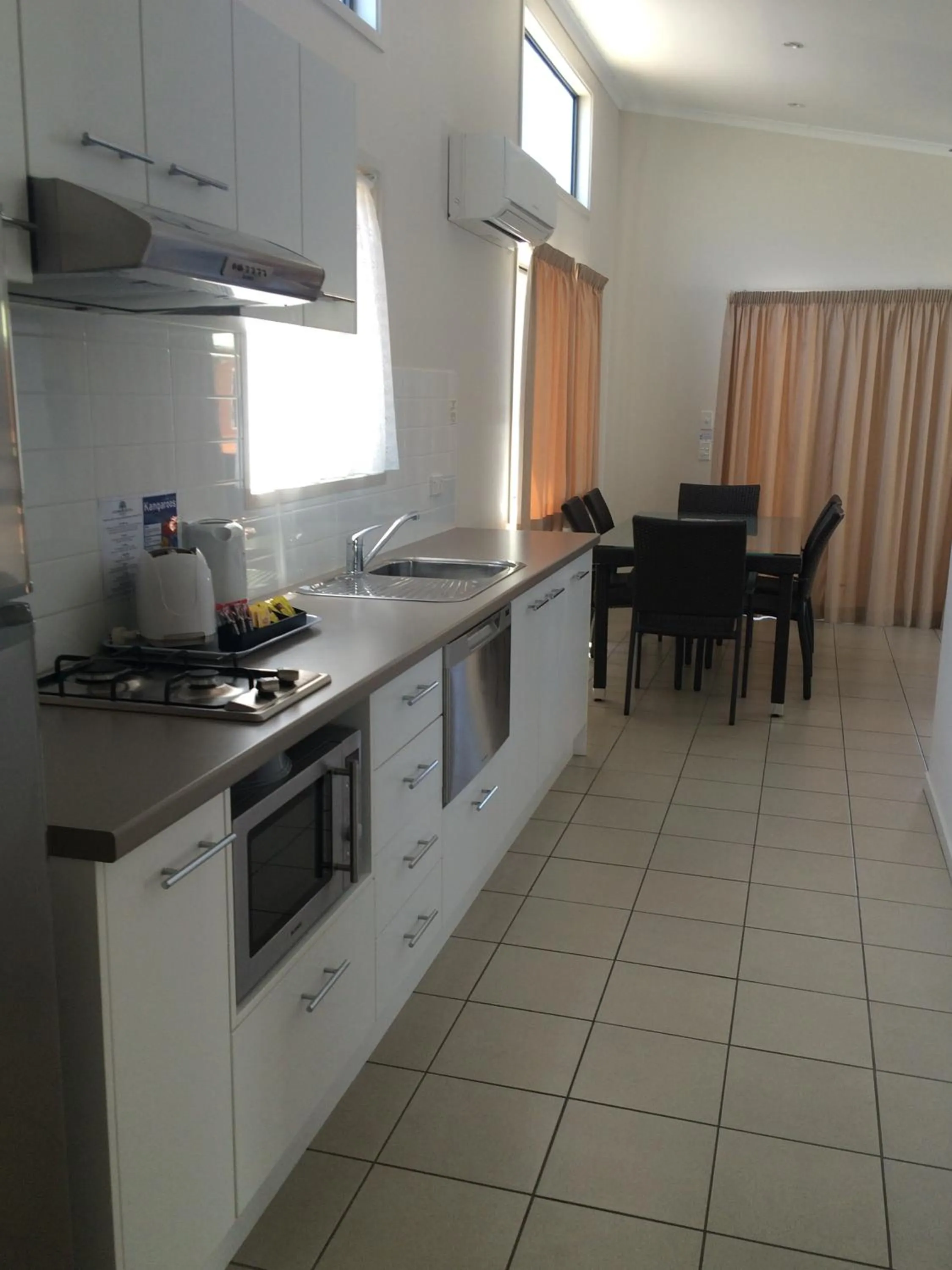Kitchen or kitchenette in Lorikeet Holiday Park