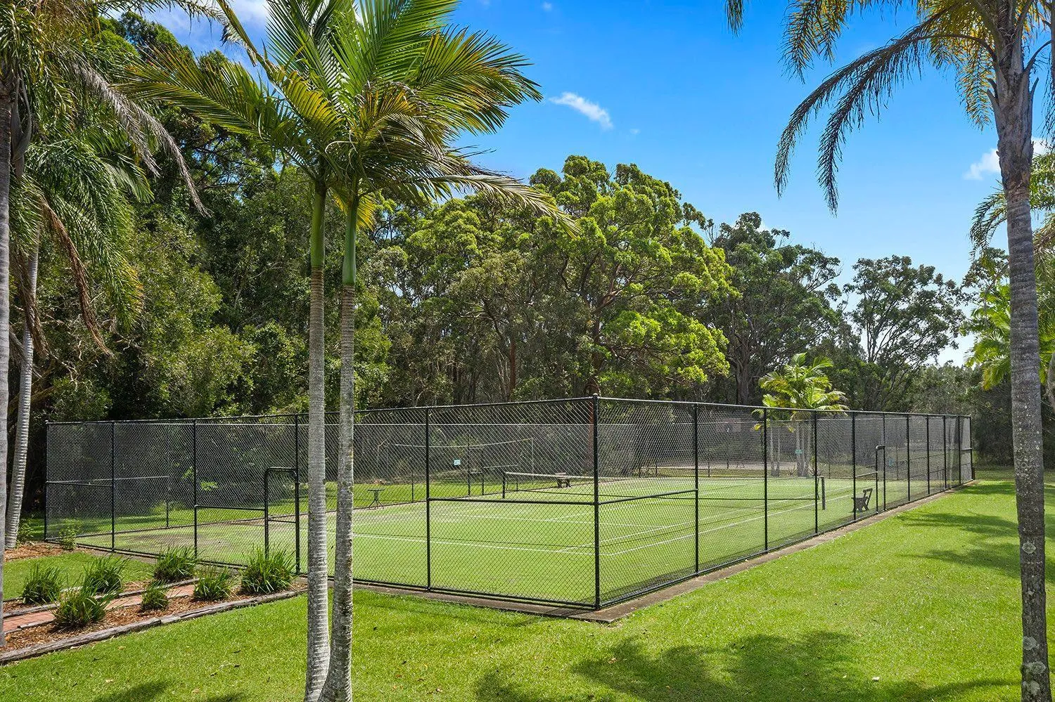 Tennis court in Lorikeet Holiday Park