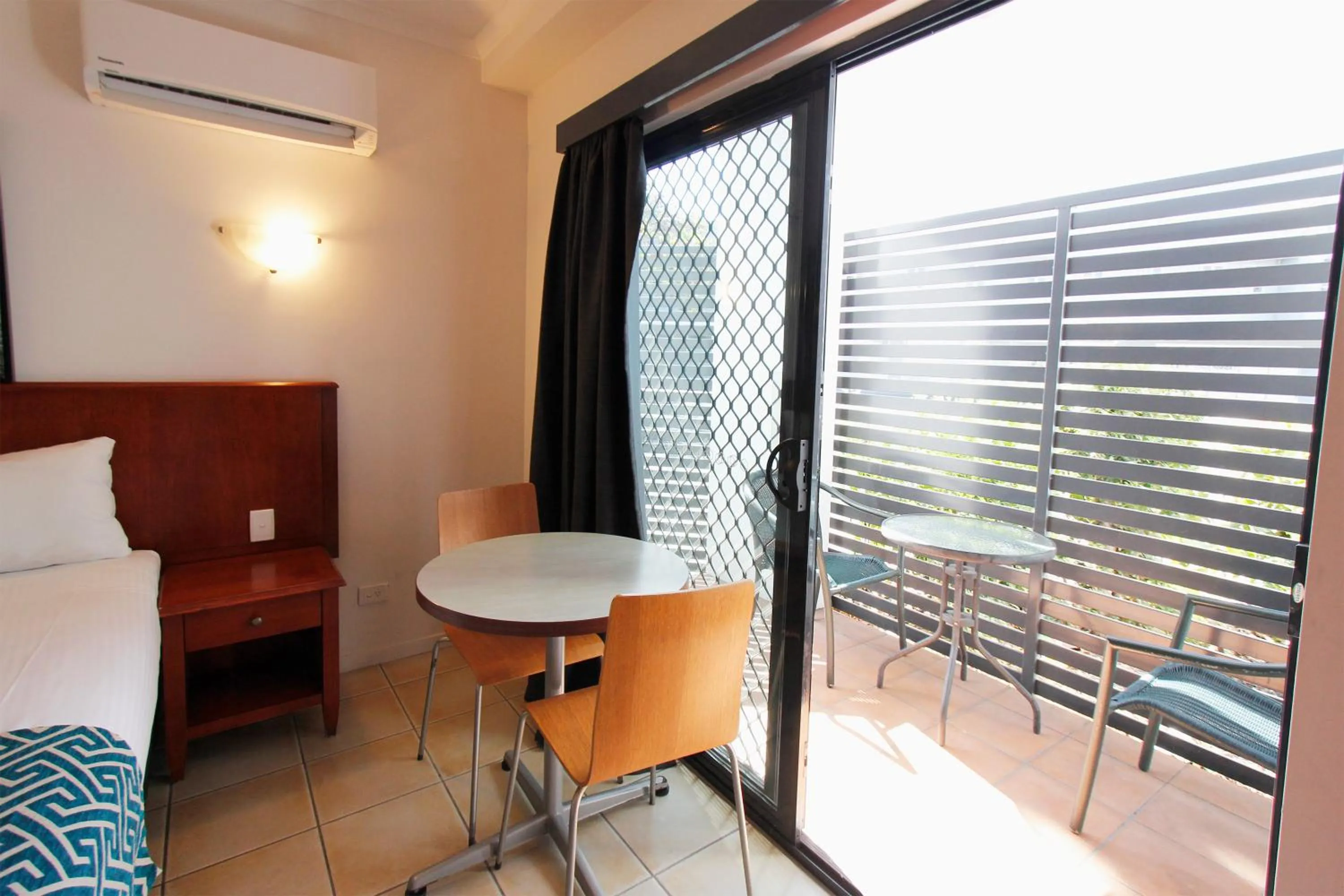 Balcony/Terrace, Bed in Coffee House Apartment Motel