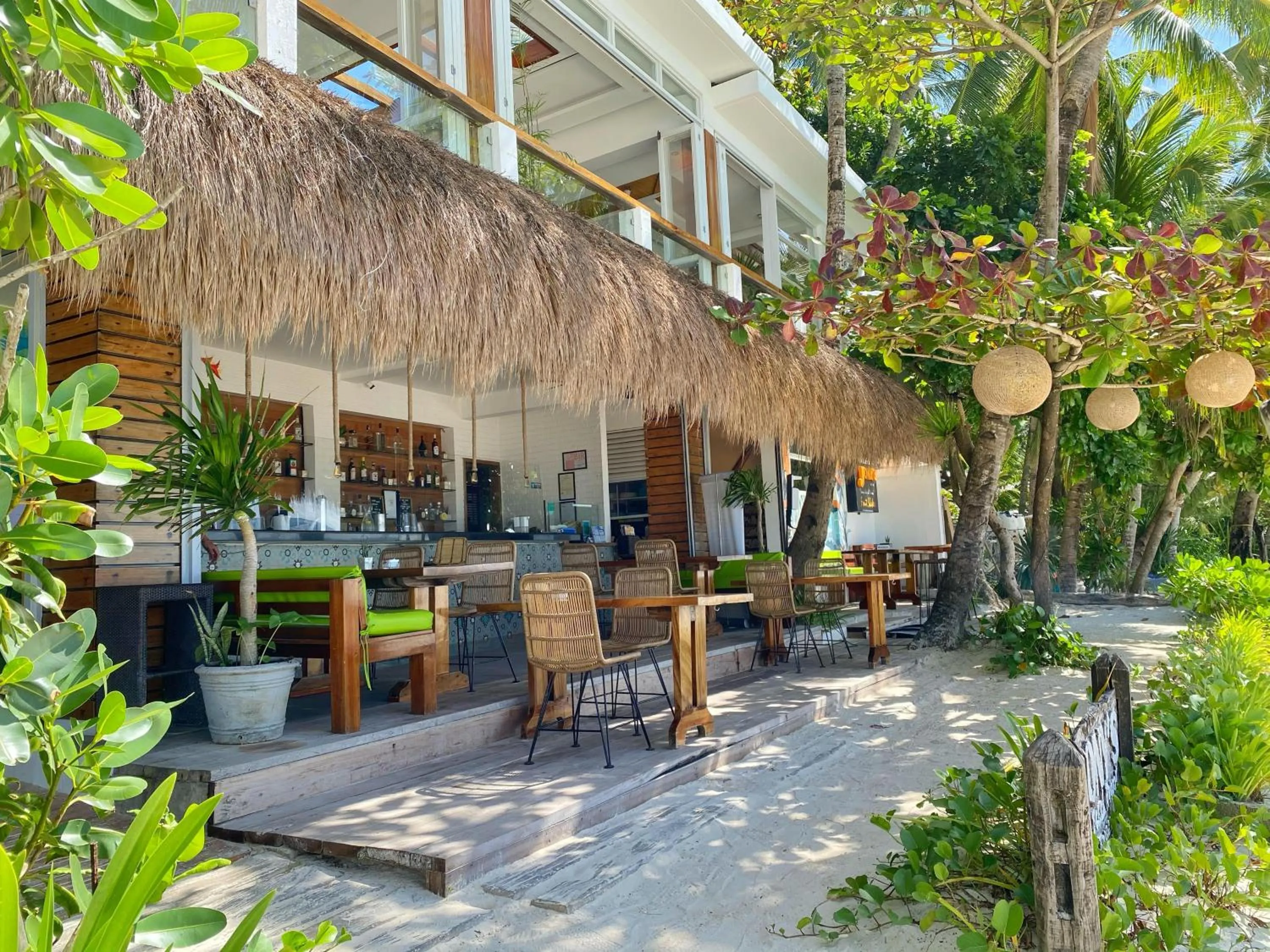 Restaurant/places to eat in Jony's Beach Resort