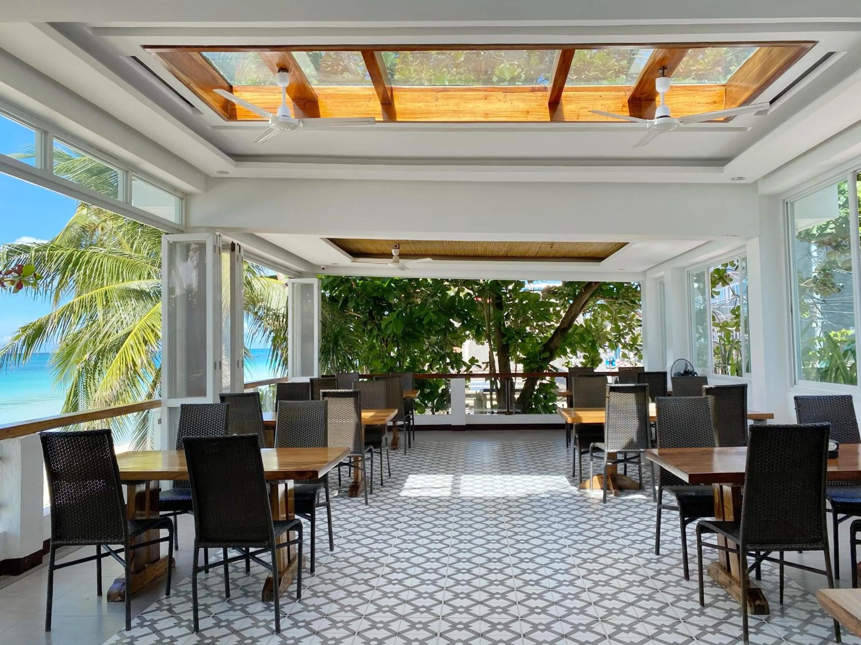 Restaurant/places to eat in Jony's Beach Resort