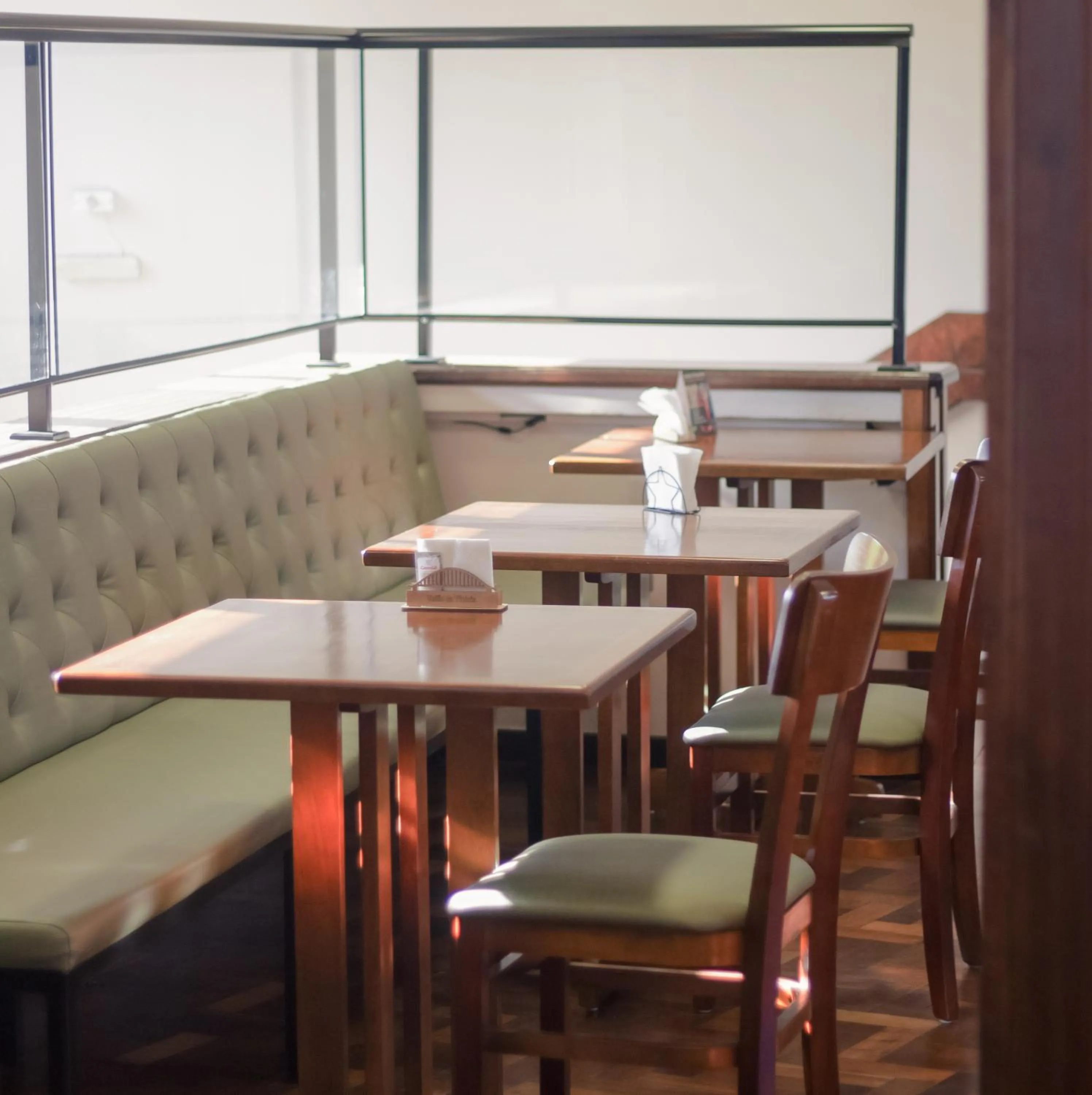 Restaurant/places to eat in Opera Hotel