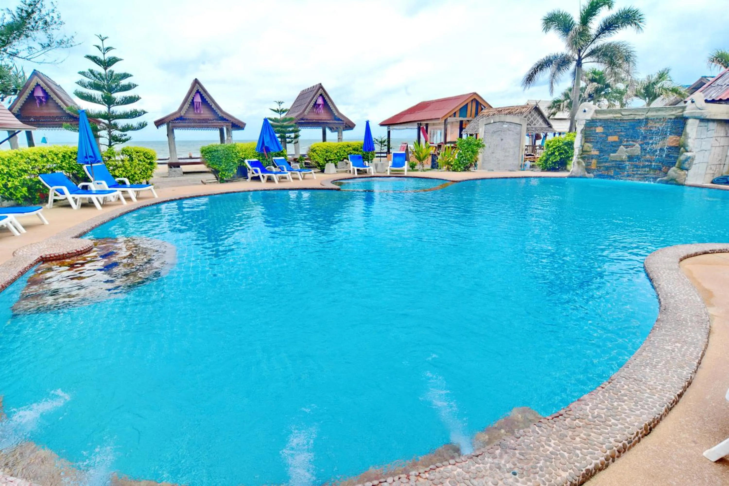 Swimming pool in Blue Andaman Lanta Resort