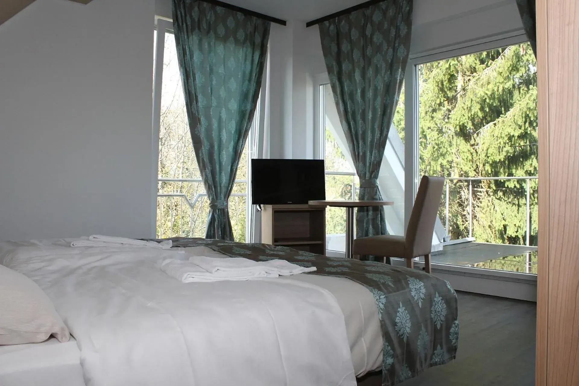 Double or Twin Room with Balcony - single occupancy in Hotel Pizzeria Da Beni Double or Twin Room with Balcony - single occupancy in Hotel Pizzeria Da Beni