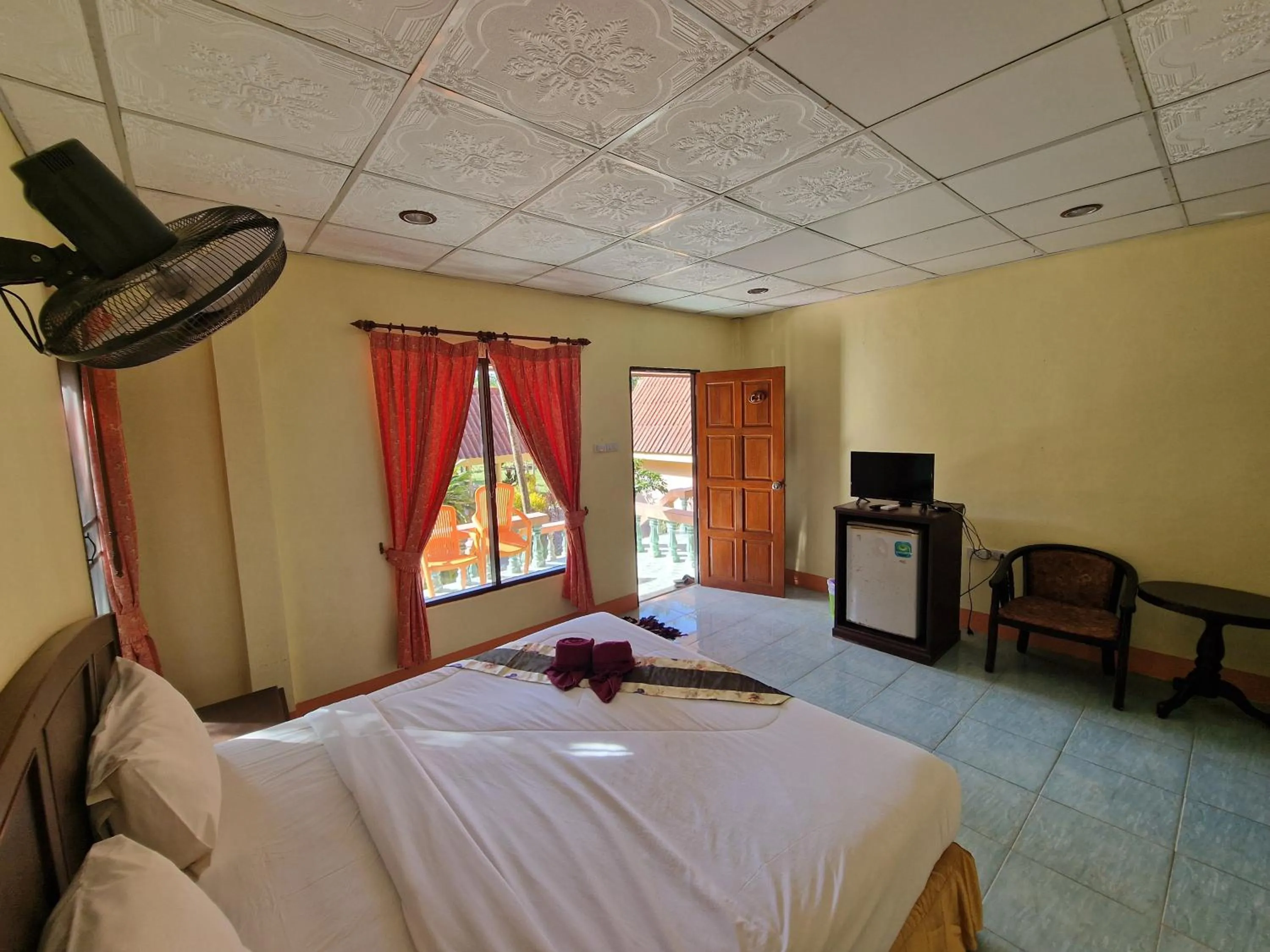 Communal lounge/ TV room, Bed in Rim Khao Resort