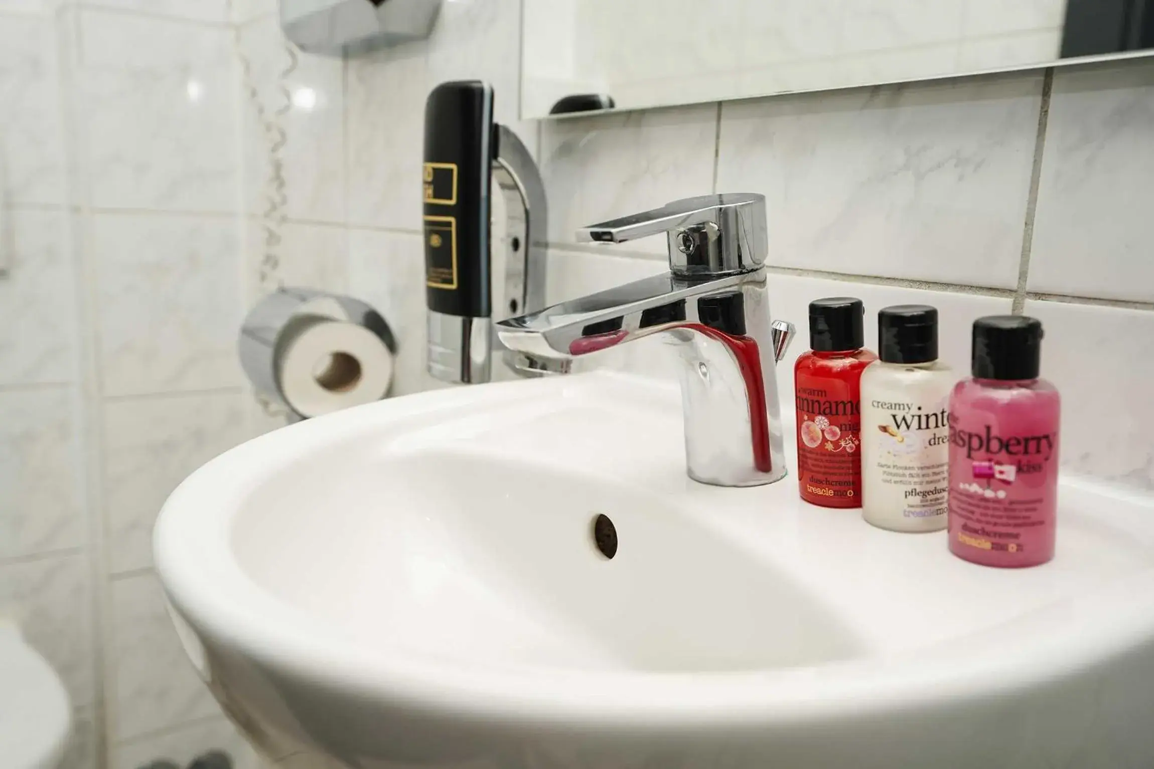 Bathroom in Hotel Little Paris