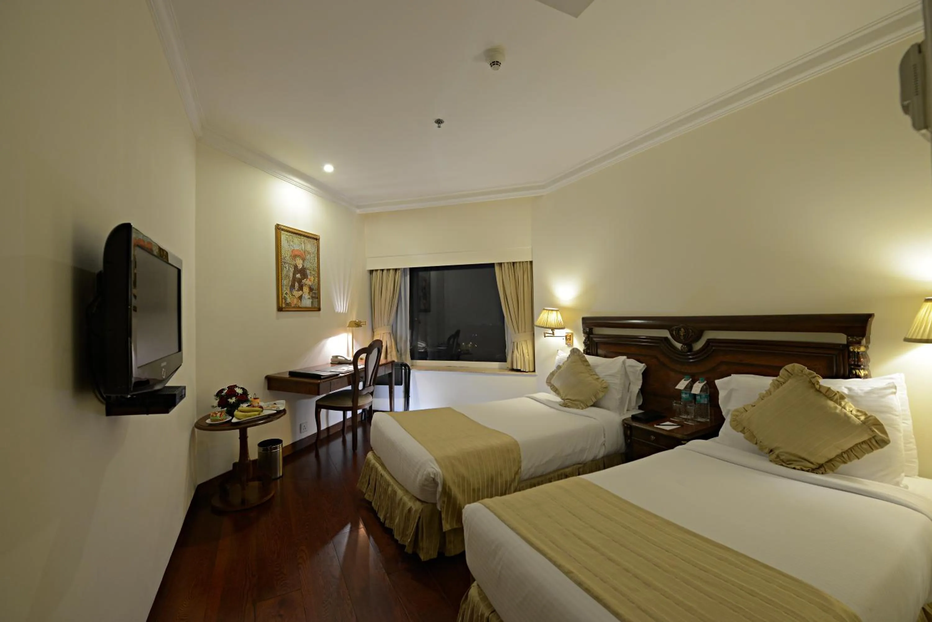 Photo of the whole room, Bed in Hotel The Royal Plaza