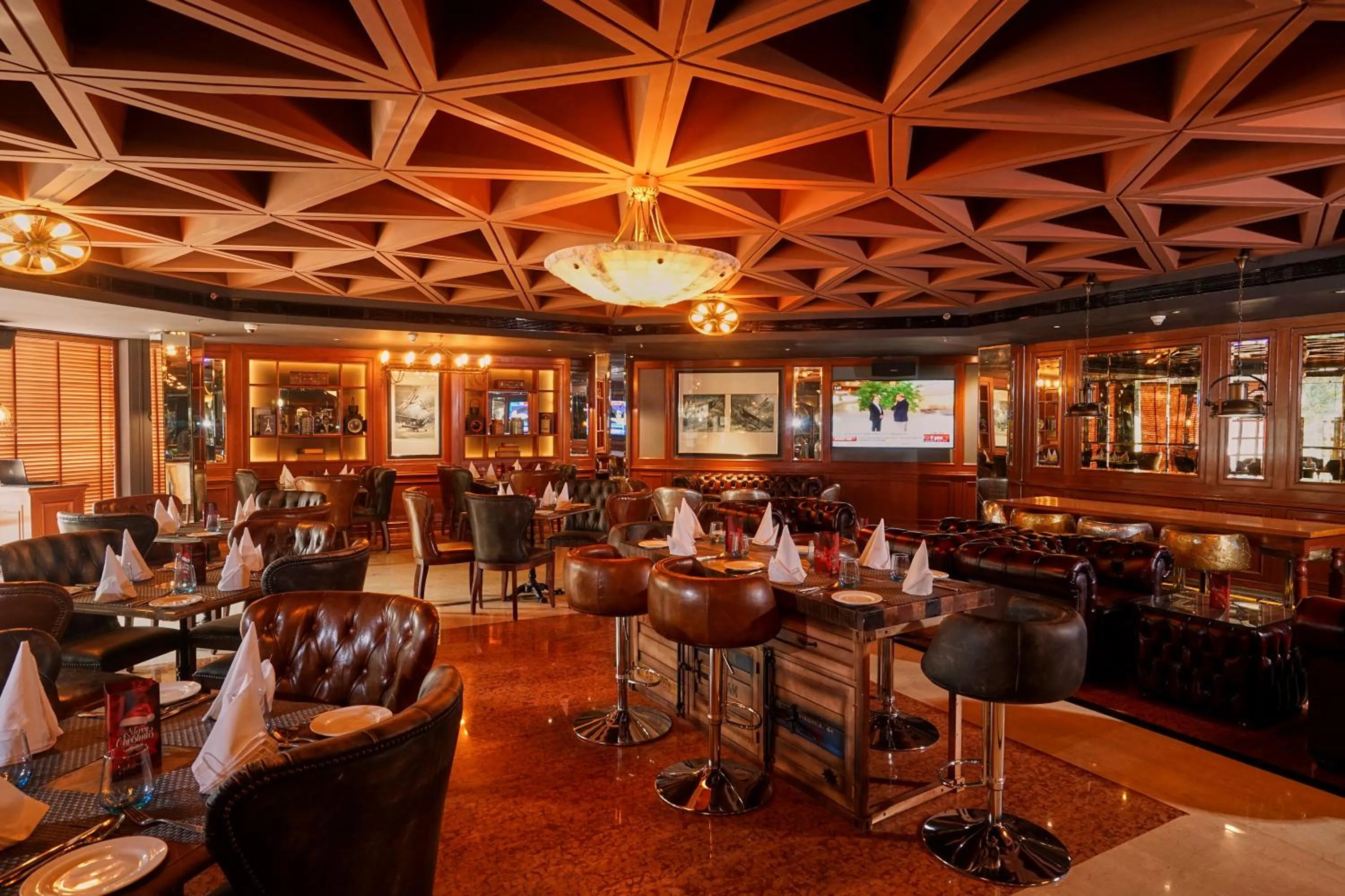 Restaurant/places to eat in Hotel The Royal Plaza