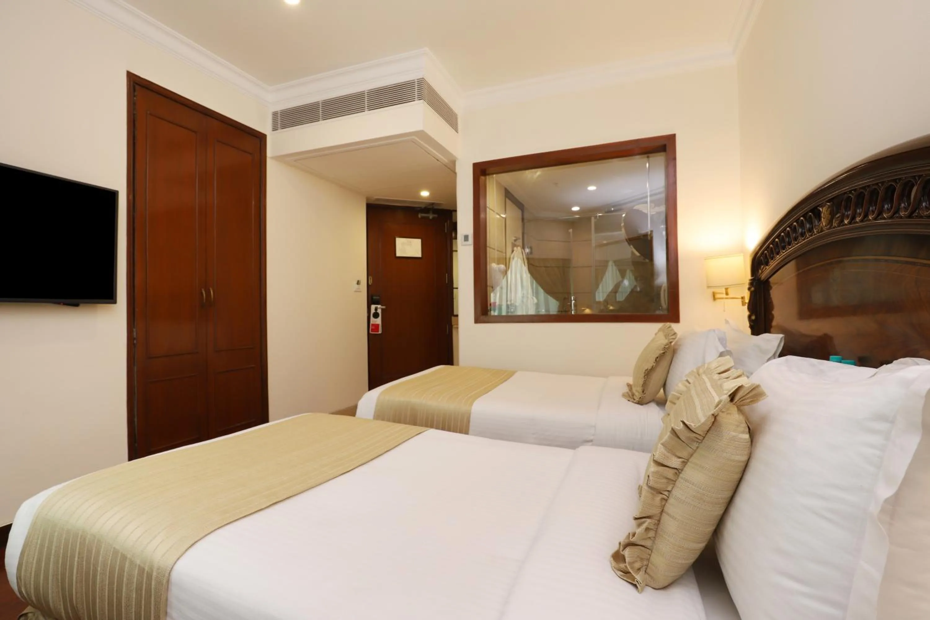 Living room, Bed in Hotel The Royal Plaza