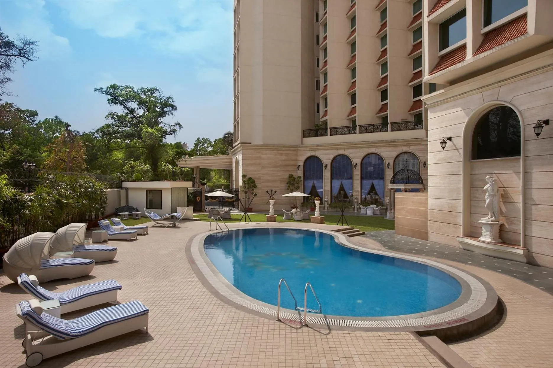 Swimming pool in Hotel The Royal Plaza