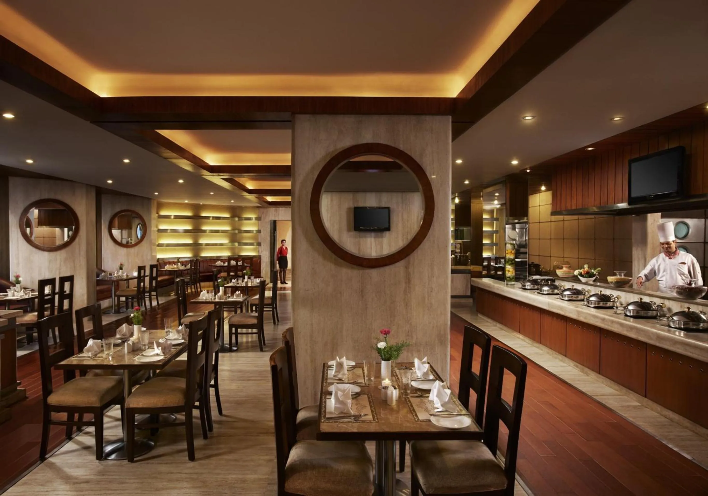 Restaurant/places to eat in Hotel The Royal Plaza