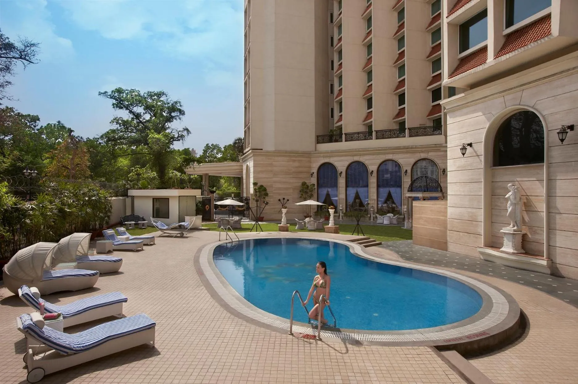 Swimming pool in Hotel The Royal Plaza