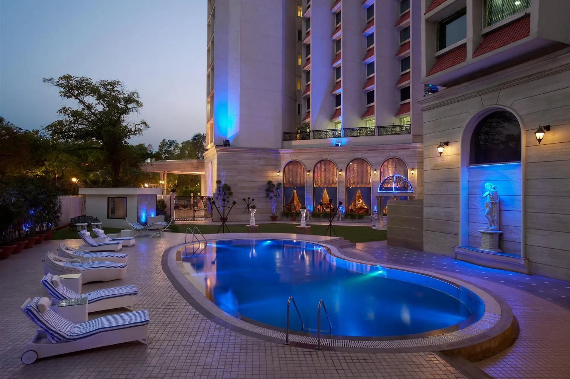 Swimming pool in Hotel The Royal Plaza