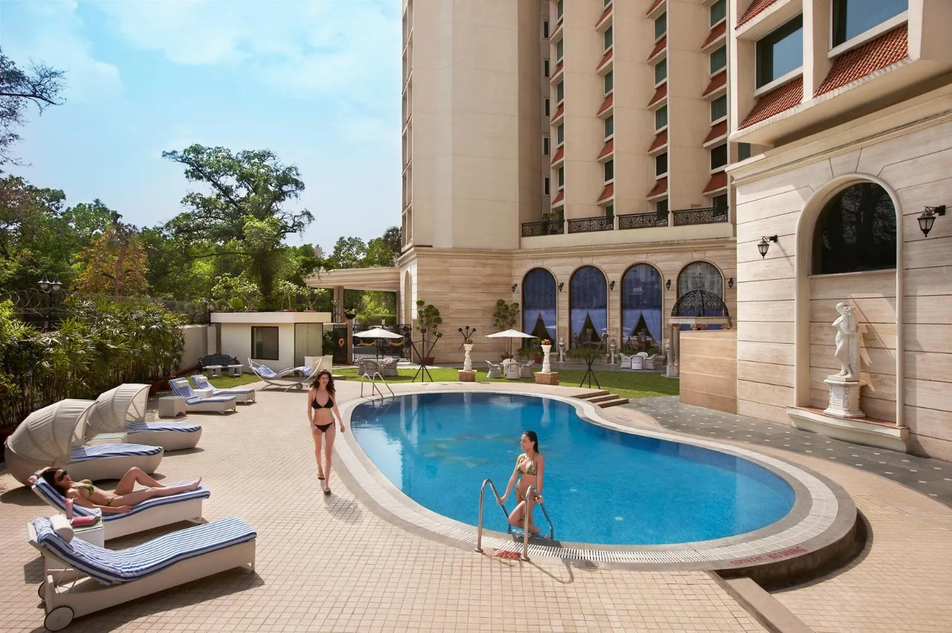 Swimming pool in Hotel The Royal Plaza
