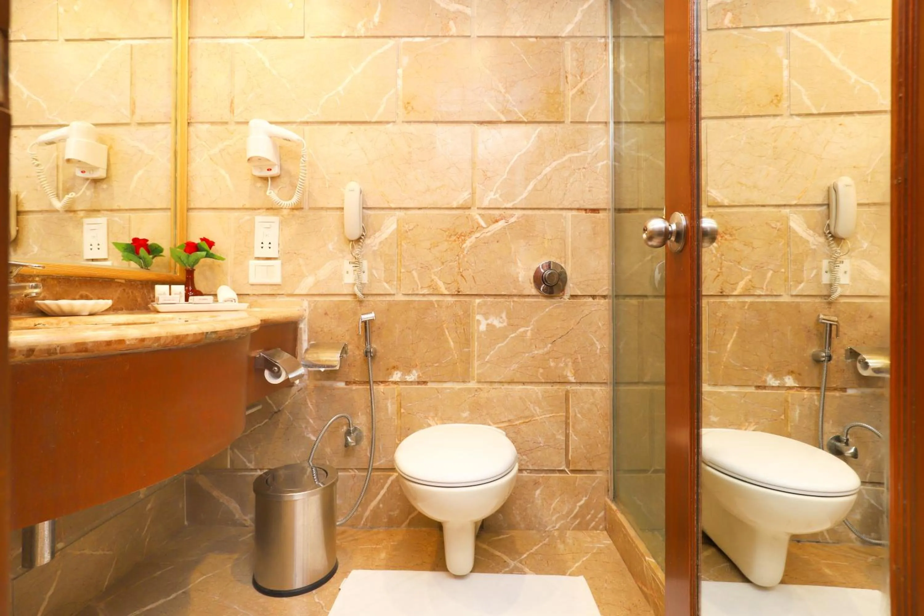 Shower in Hotel The Royal Plaza