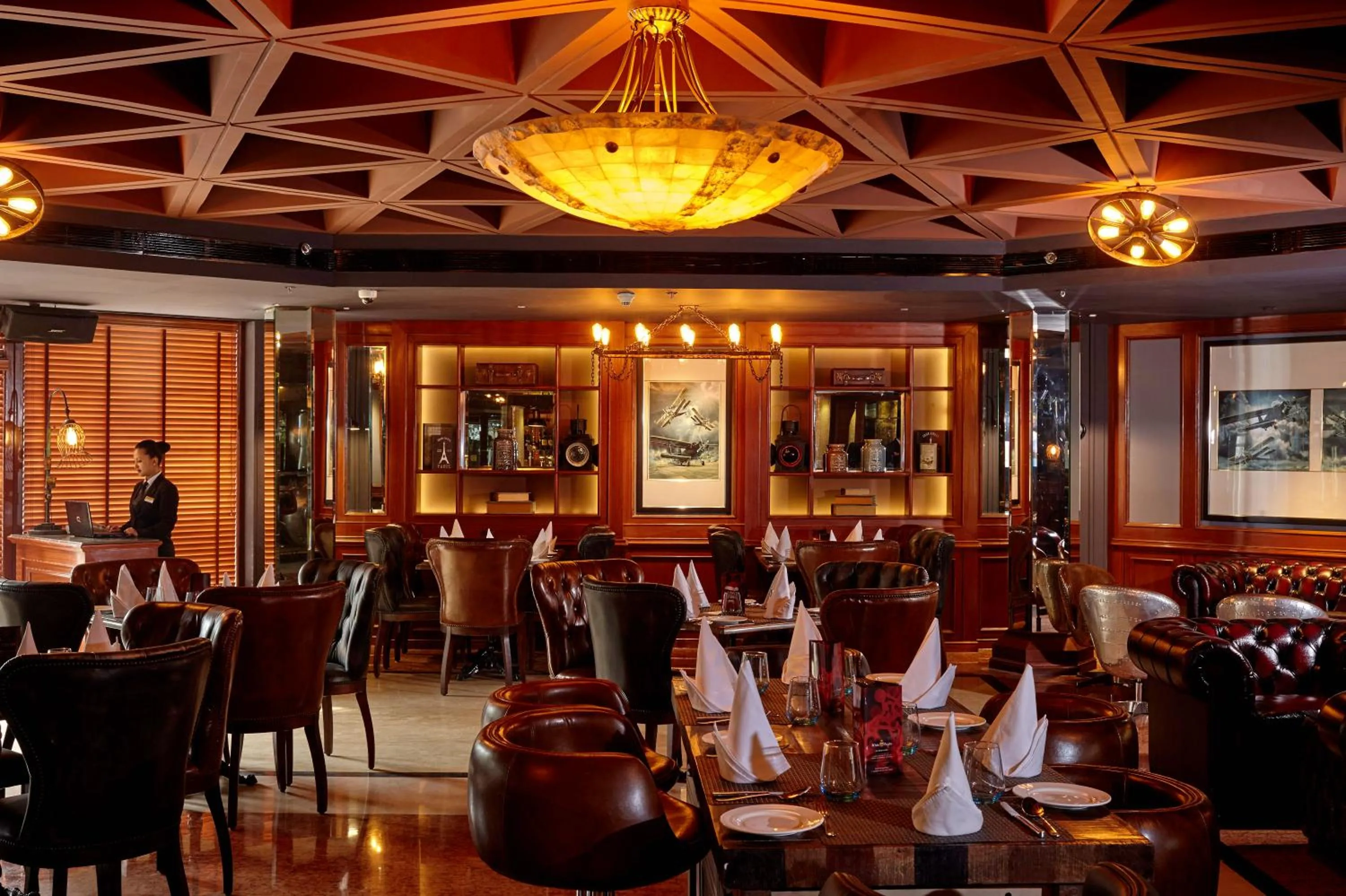 Restaurant/places to eat in Hotel The Royal Plaza