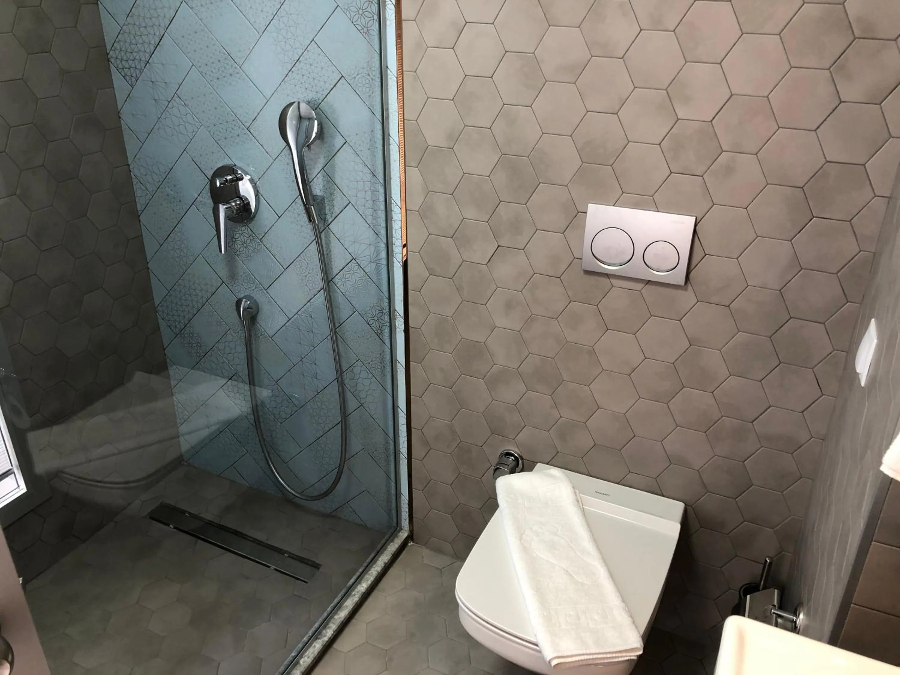 Shower in Yunus Hotel