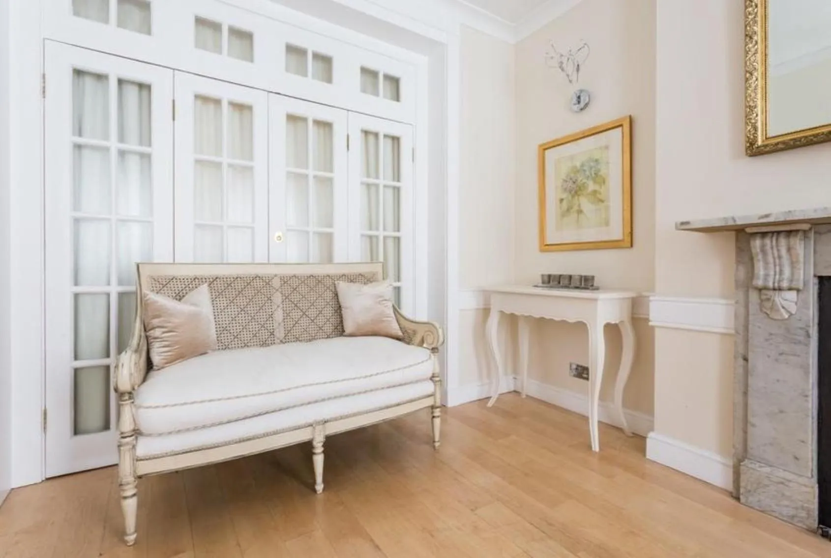Living room in Central London Luxury 3BR Flat Elegant Duplex Gem