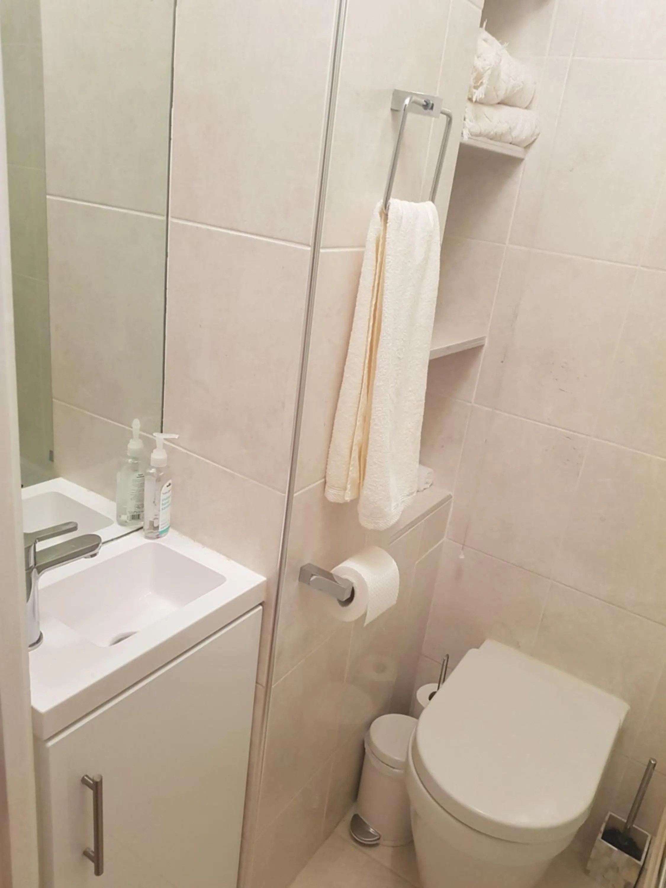 Toilet in Central London Luxury 3BR Flat Elegant Duplex Gem