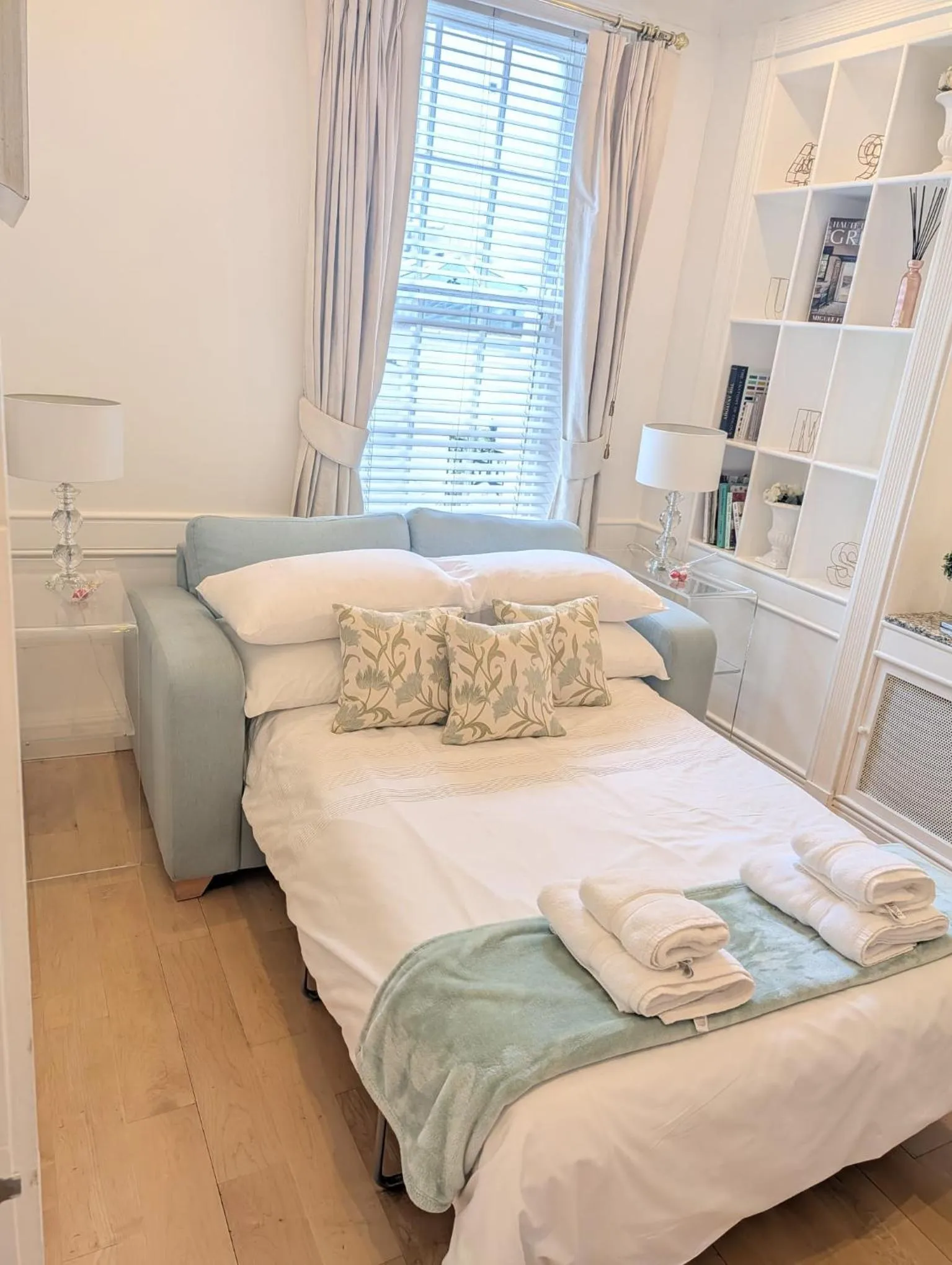 Bed in Central London Luxury 3BR Flat Elegant Duplex Gem