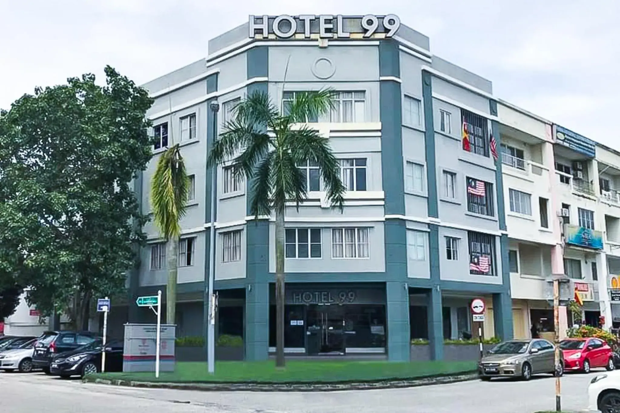 Property building in Hotel 99 Kota Kemuning Property building in Hotel 99 Kota Kemuning
