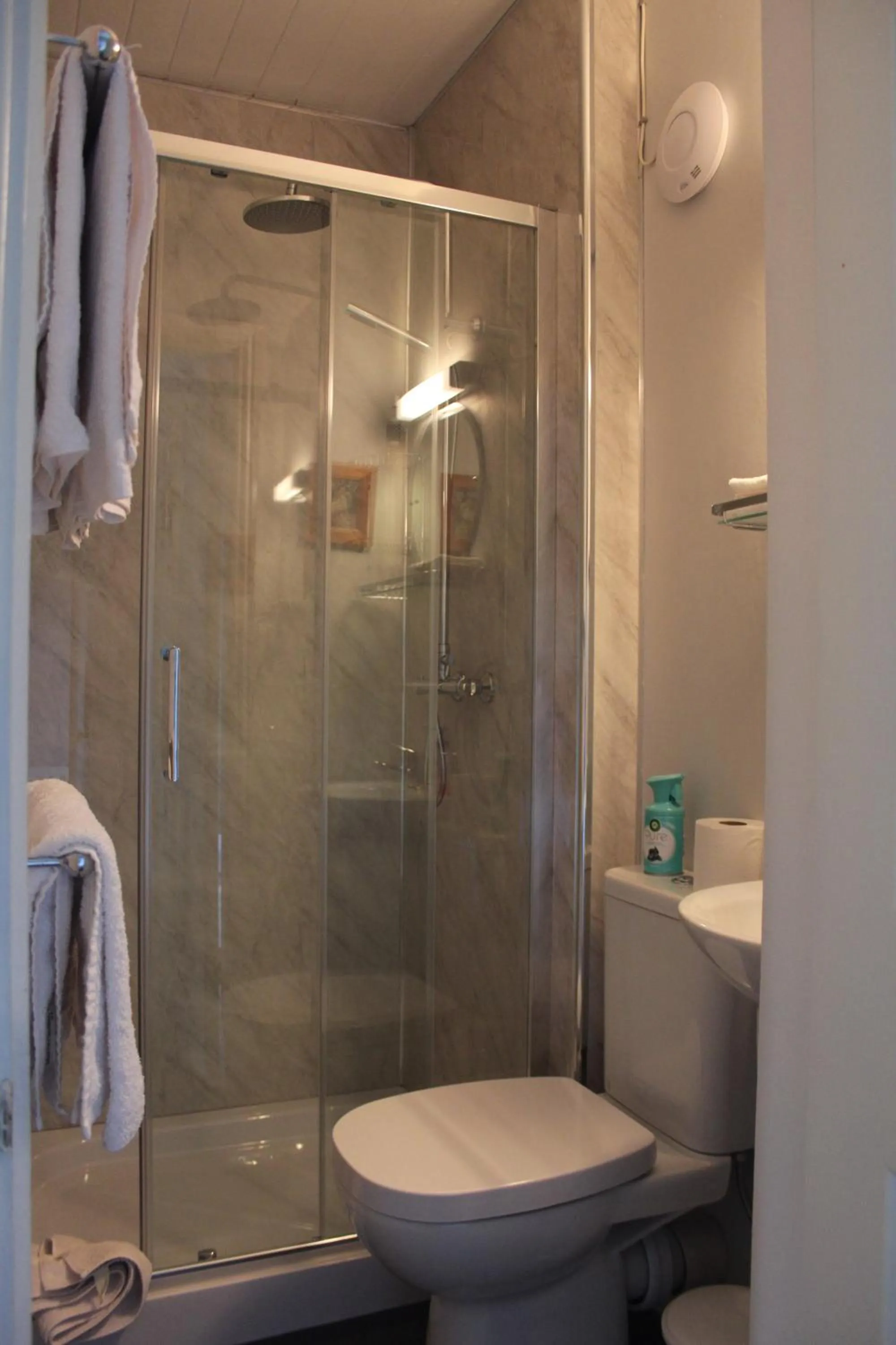 Shower in Grey Gables Farmhouse B&B