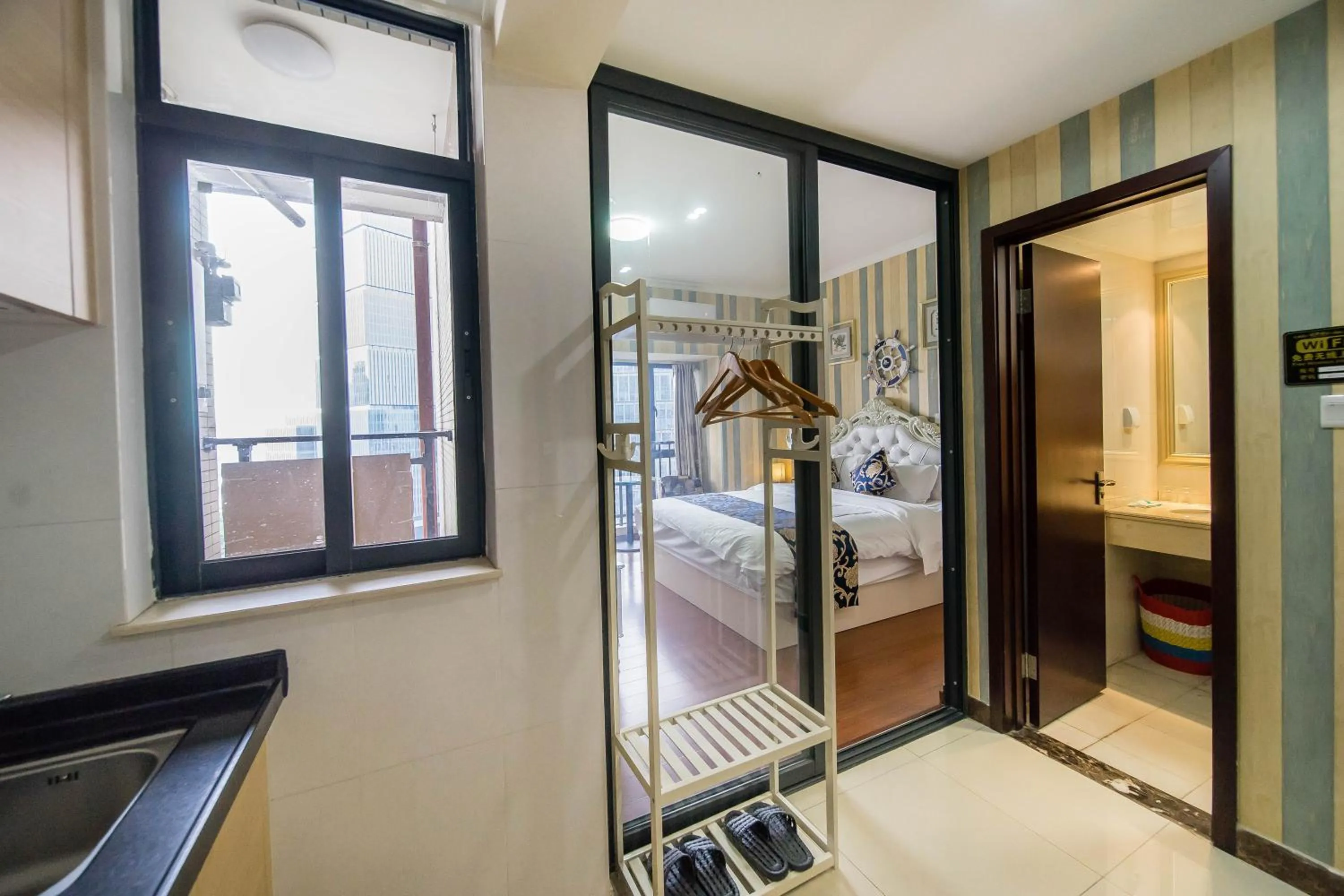 Kitchen or kitchenette, Bed in Xing Yu Legend Service Apartment Canton Fair Branch