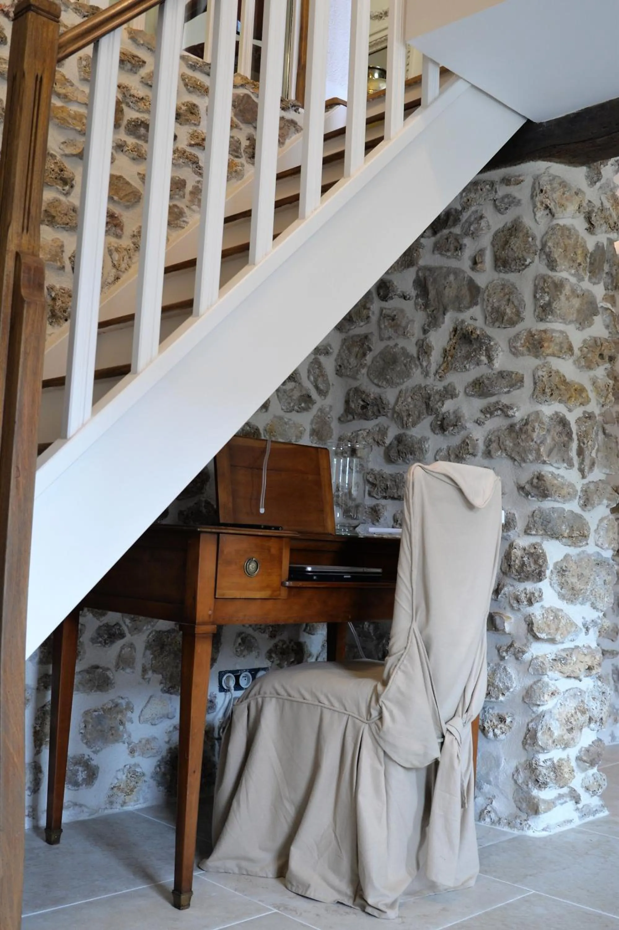 Petit loft de charme proche VERSAILLES SACLAY 30 mn PARIS jardin terrasse parking securisé