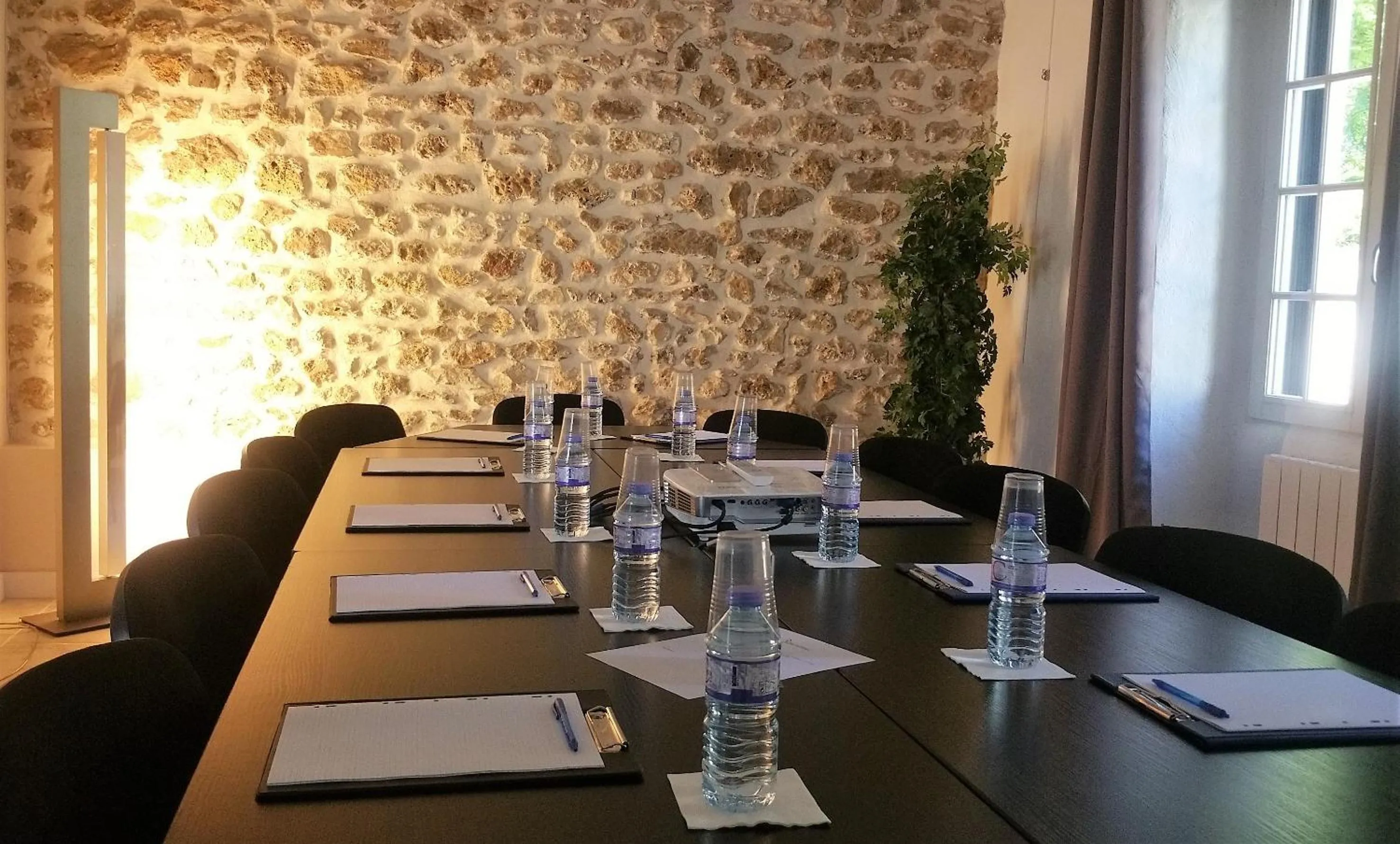 Business facilities in Petit loft de charme proche VERSAILLES SACLAY 30 mn PARIS jardin terrasse parking securisé