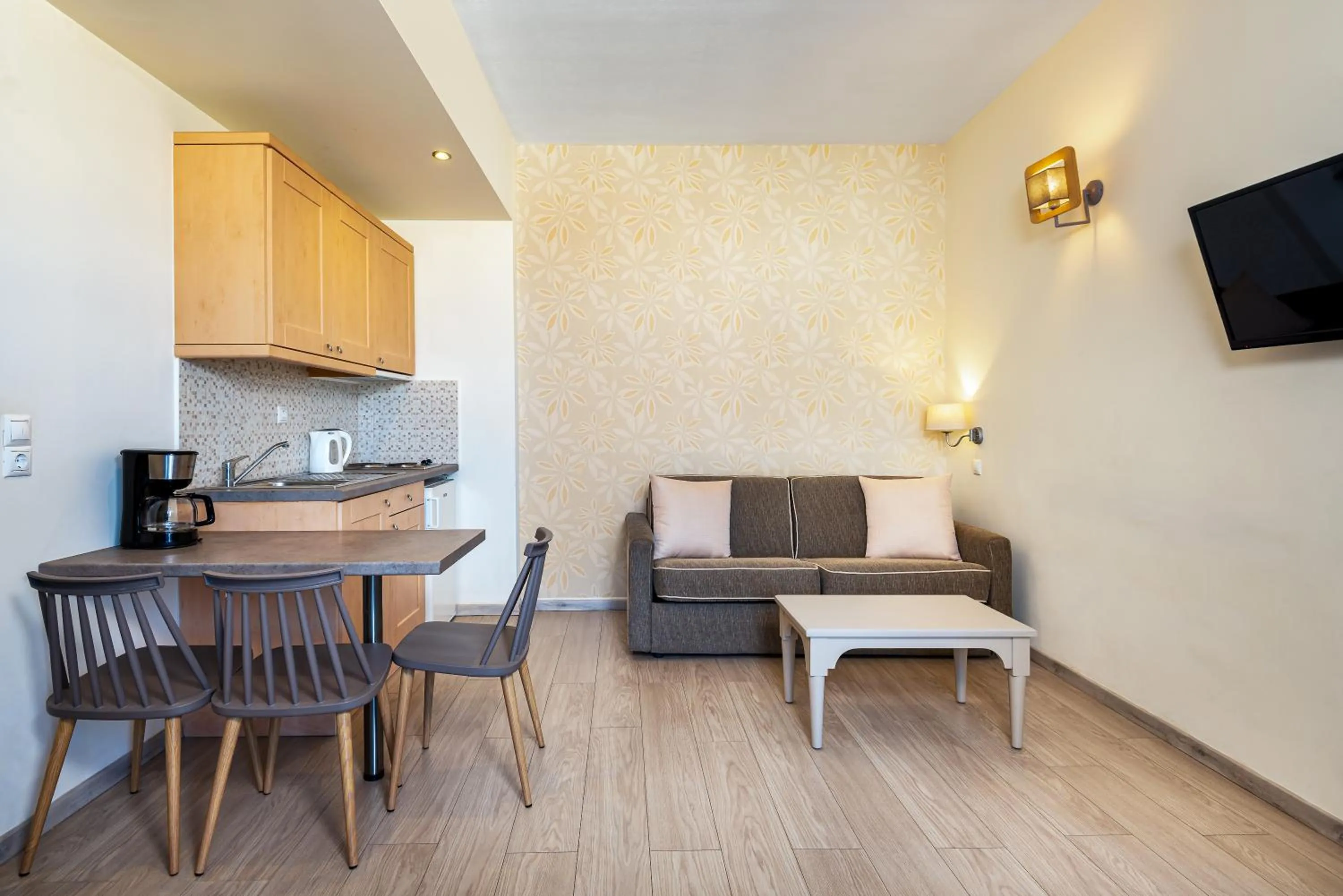 Kitchen or kitchenette in Icarus Apartments