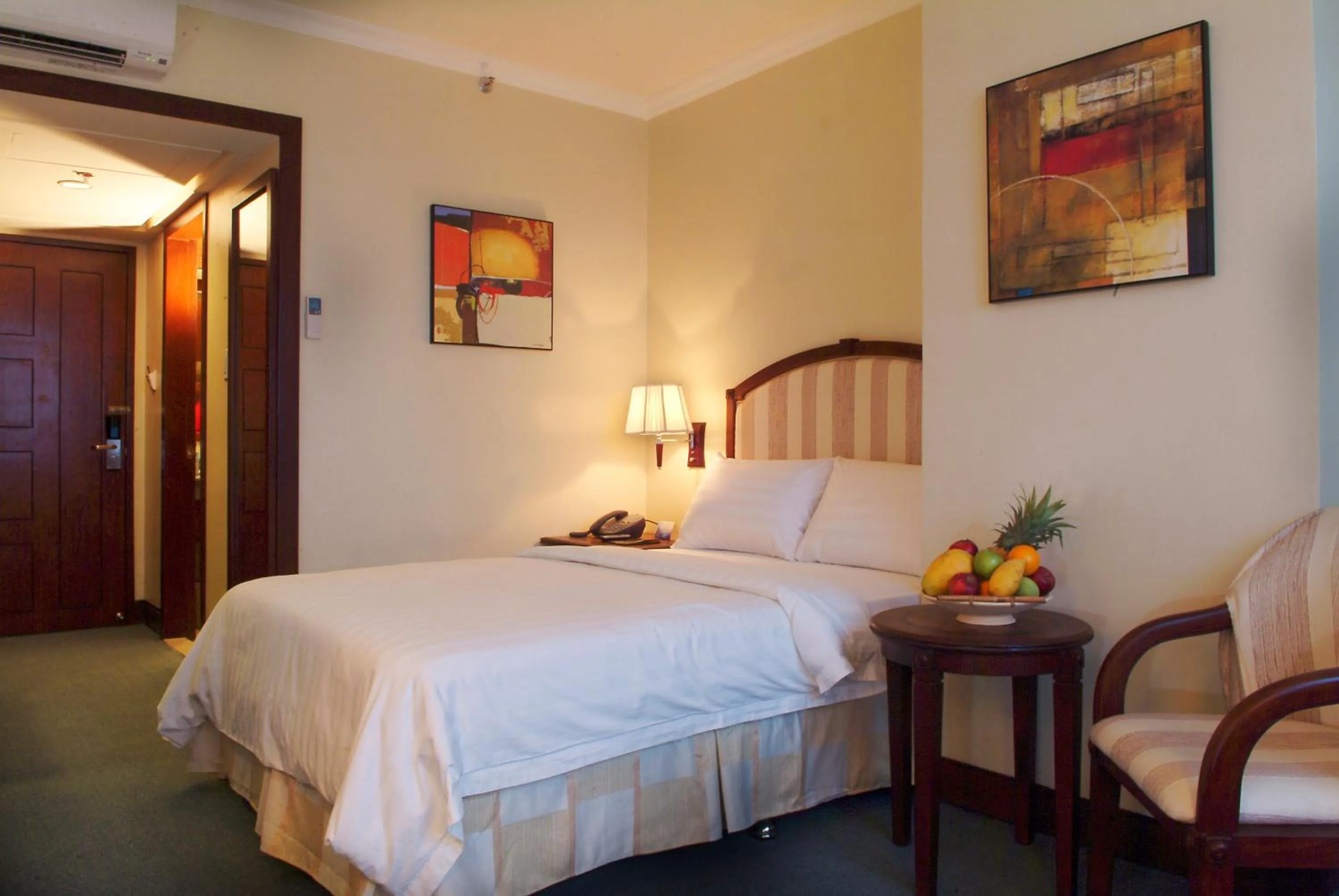 Photo of the whole room, Bed in Cebu Parklane International Hotel