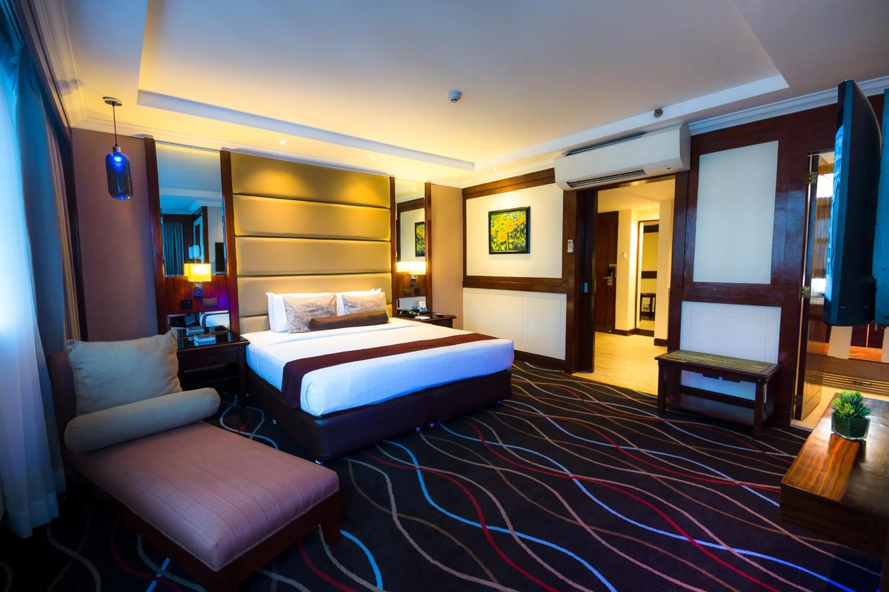Photo of the whole room, Bed in Cebu Parklane International Hotel