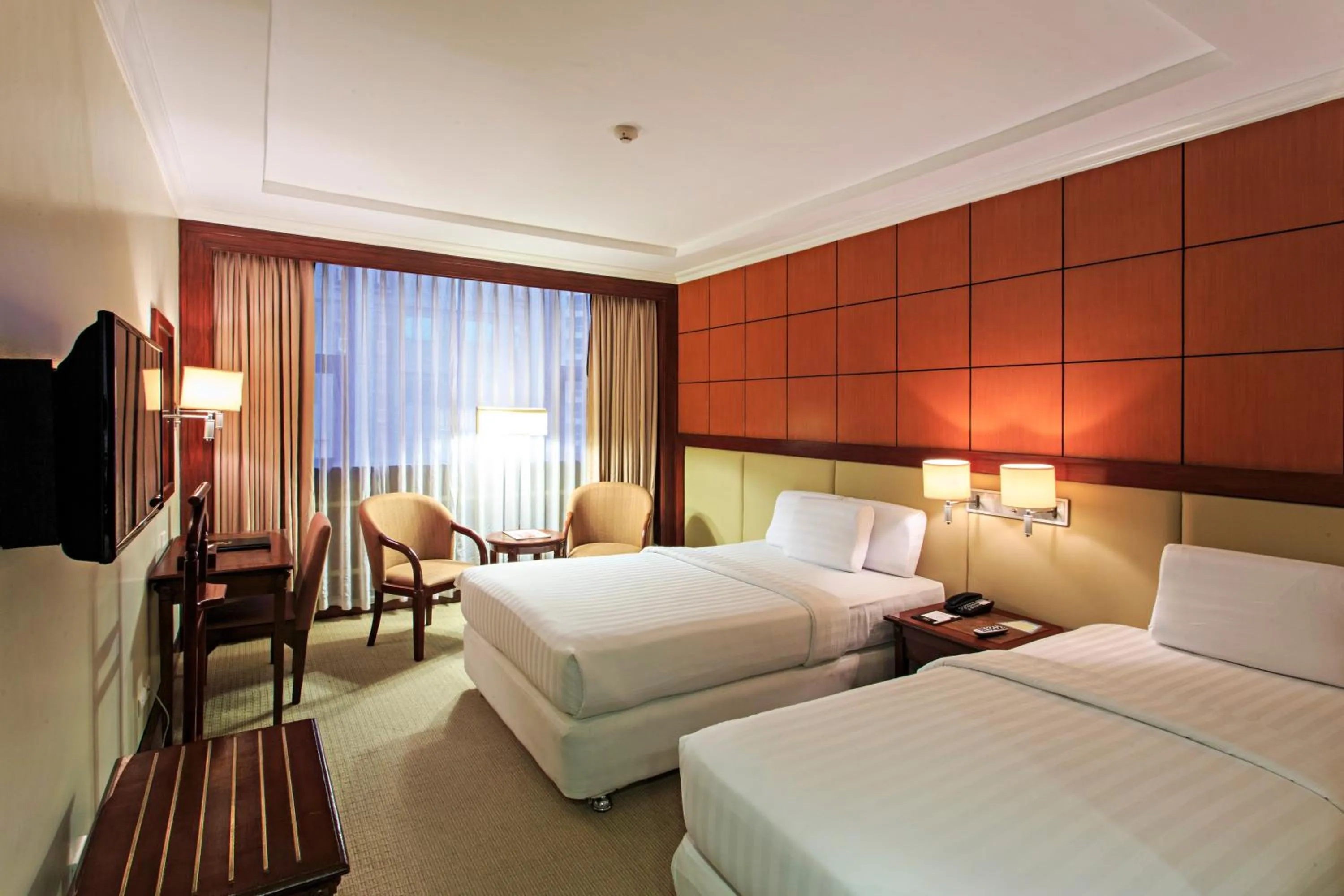 Photo of the whole room, Bed in Cebu Parklane International Hotel