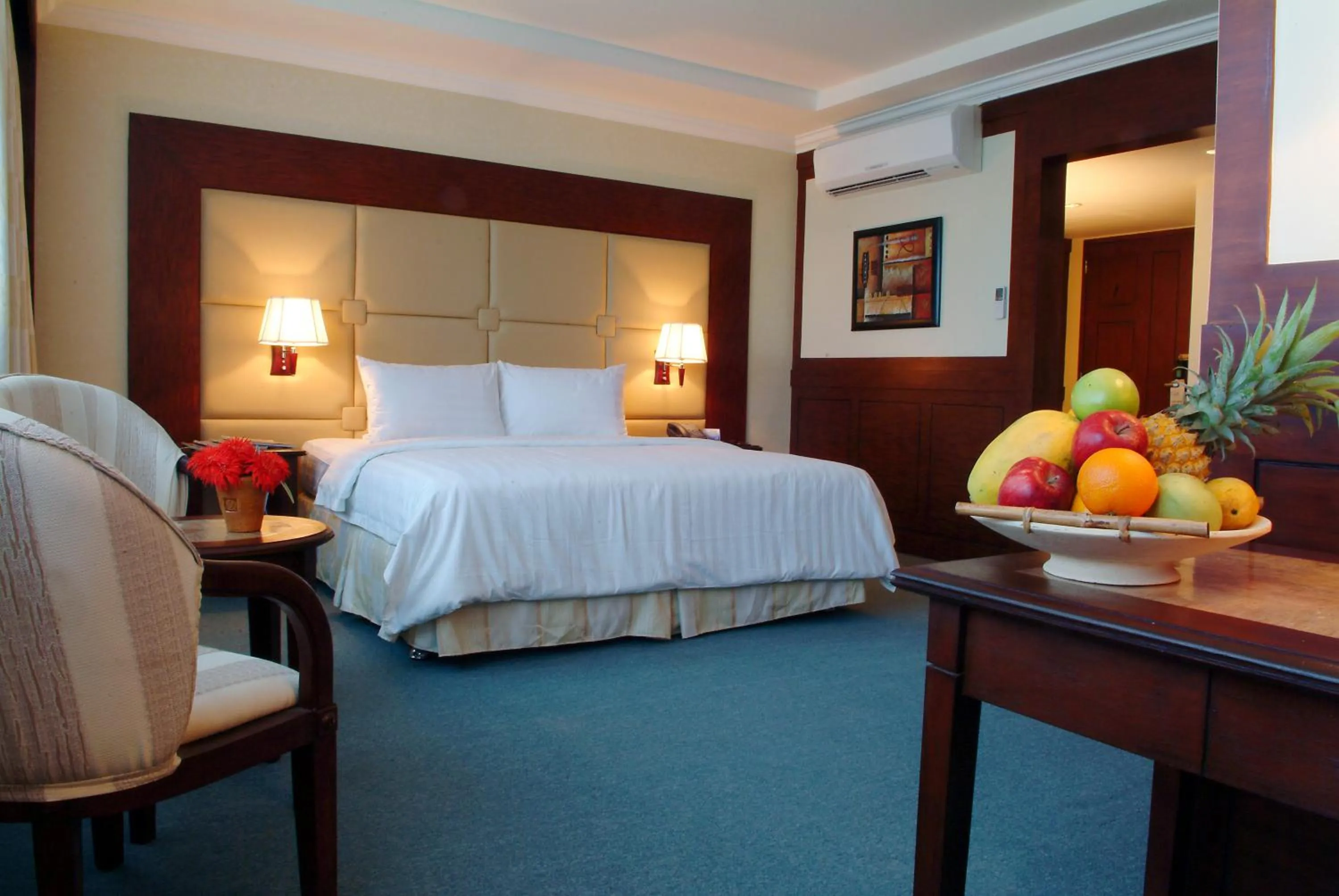 Photo of the whole room, Bed in Cebu Parklane International Hotel