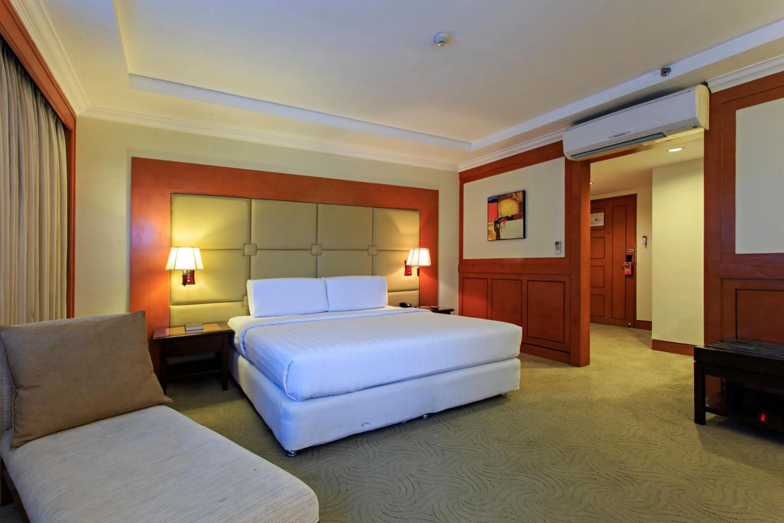 Bed in Cebu Parklane International Hotel