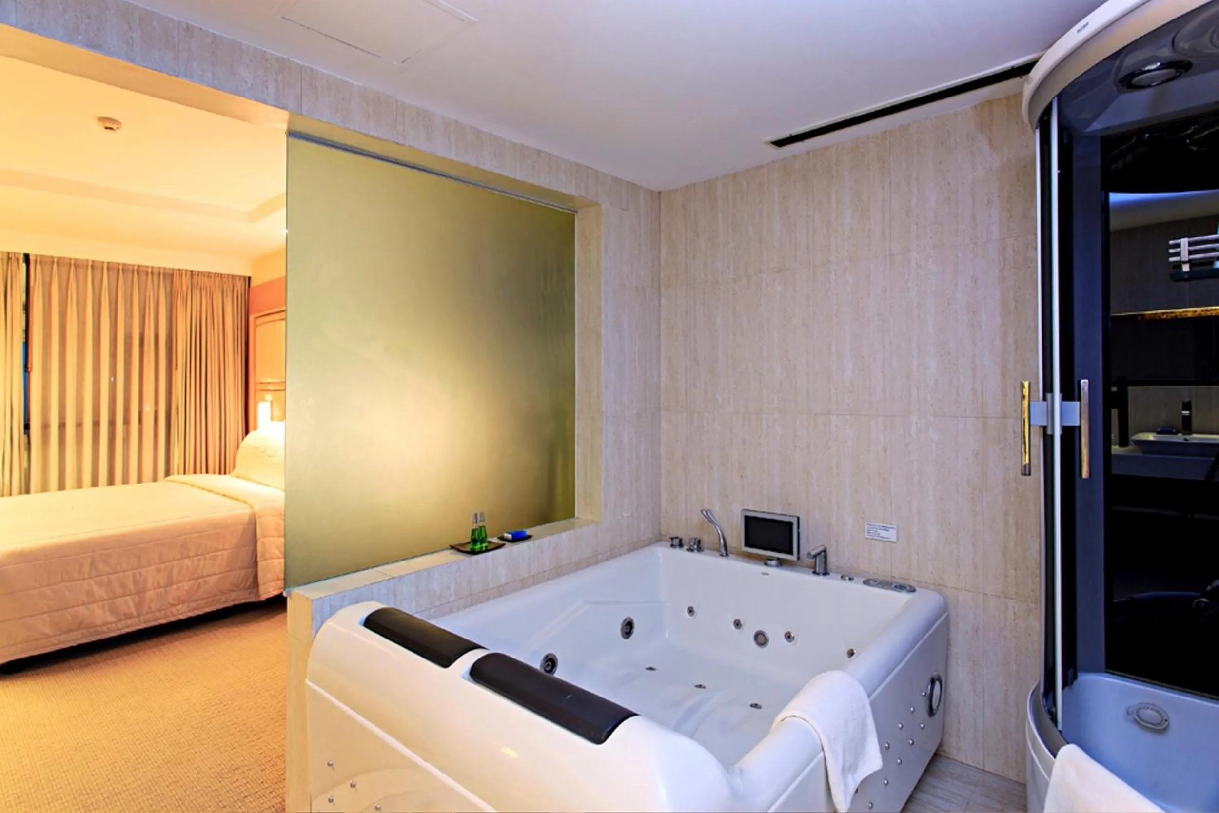 Shower, Bed in Cebu Parklane International Hotel