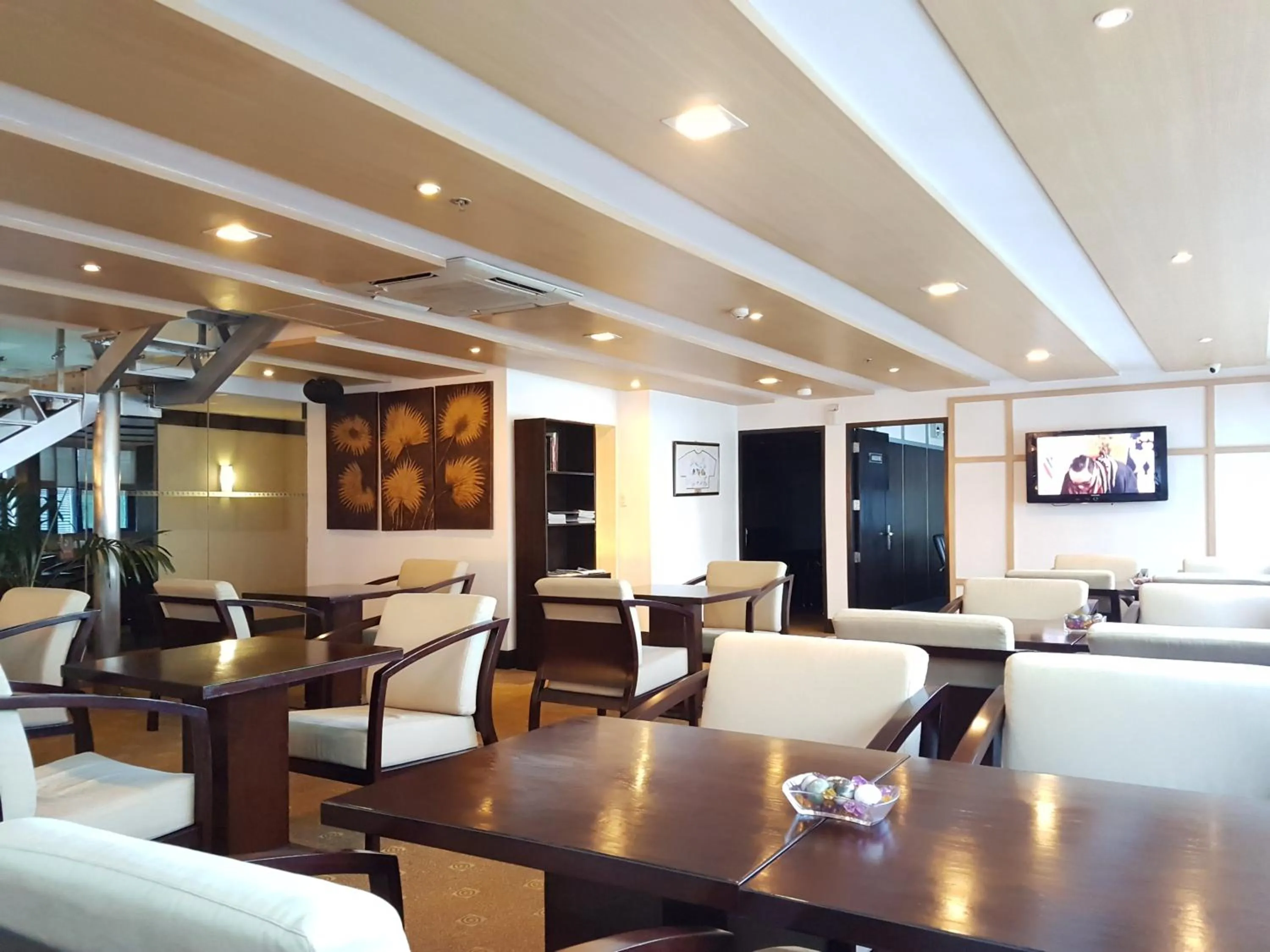 Lounge or bar in Cebu Parklane International Hotel