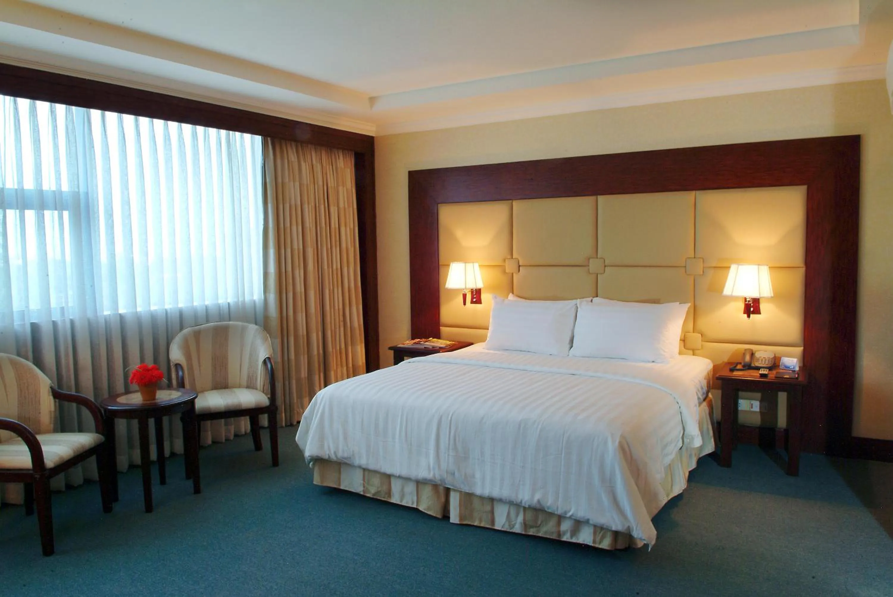 Photo of the whole room, Bed in Cebu Parklane International Hotel