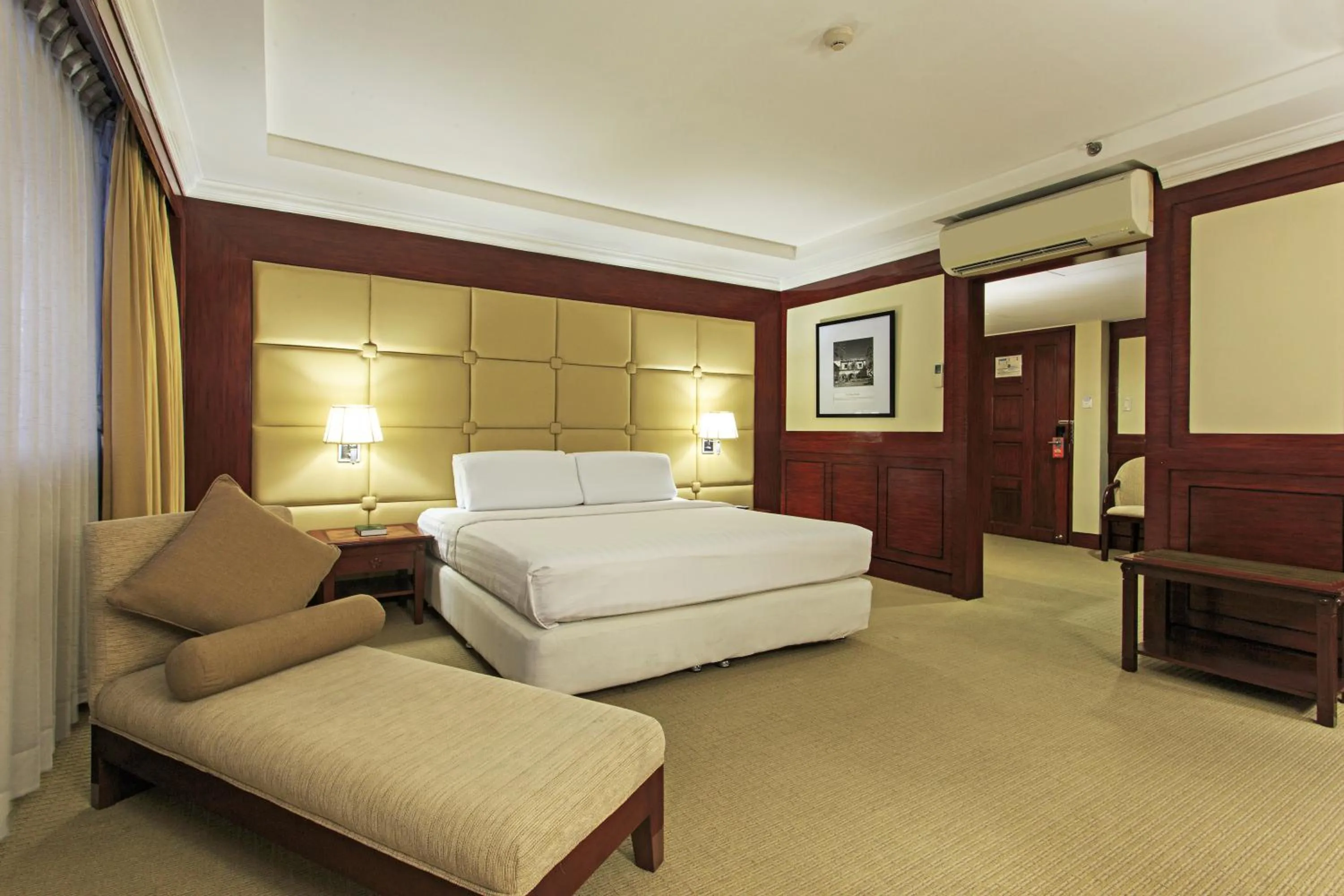 Photo of the whole room, Bed in Cebu Parklane International Hotel
