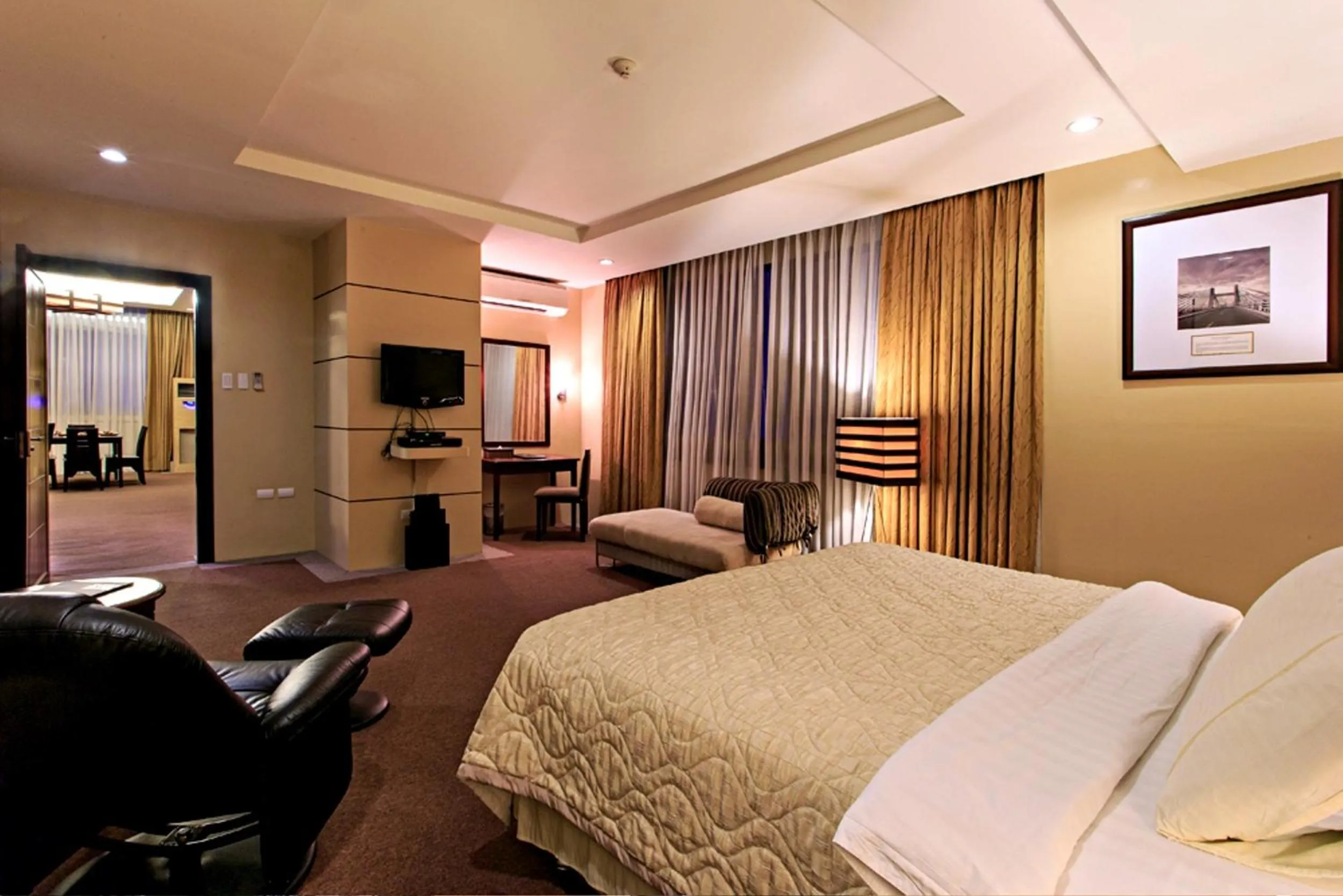 Bedroom, Bed in Cebu Parklane International Hotel