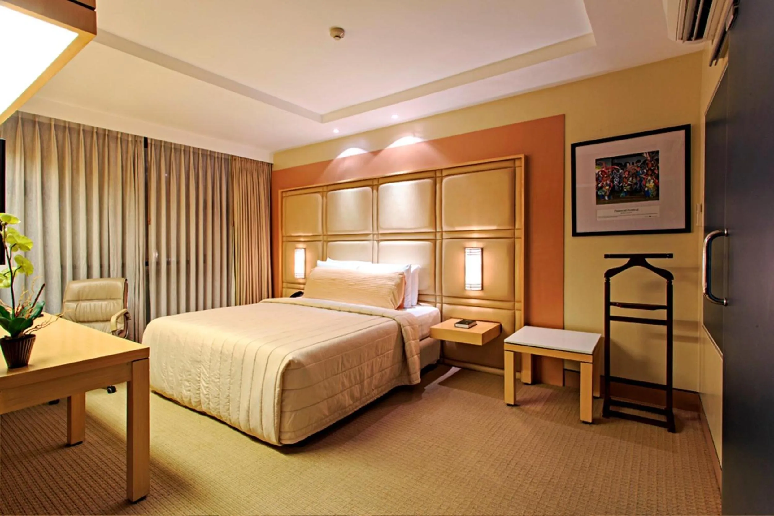 Bedroom, Bed in Cebu Parklane International Hotel