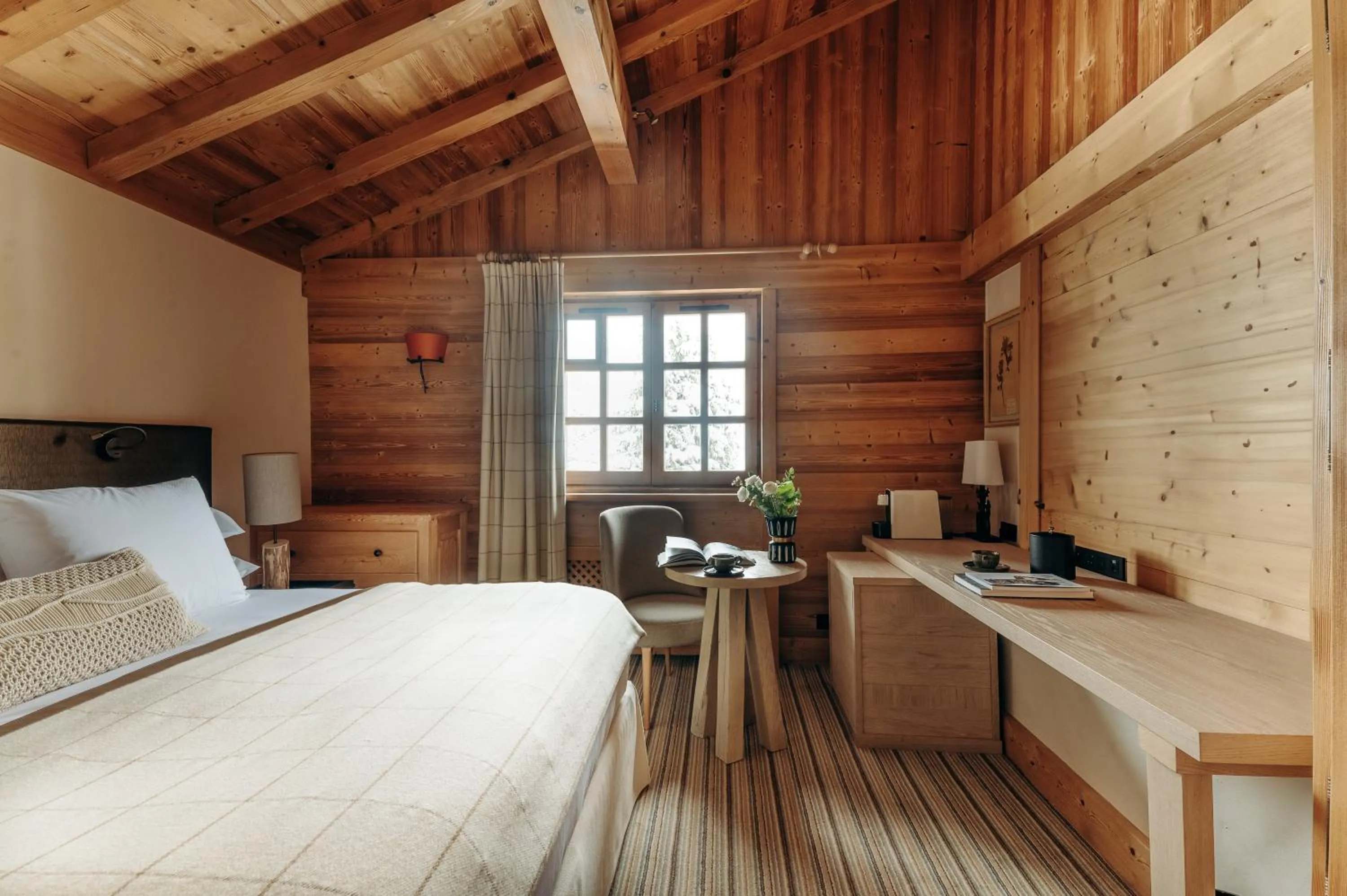 Bedroom, Bed in Les Chalets du Mont d'Arbois & Spa, Megève