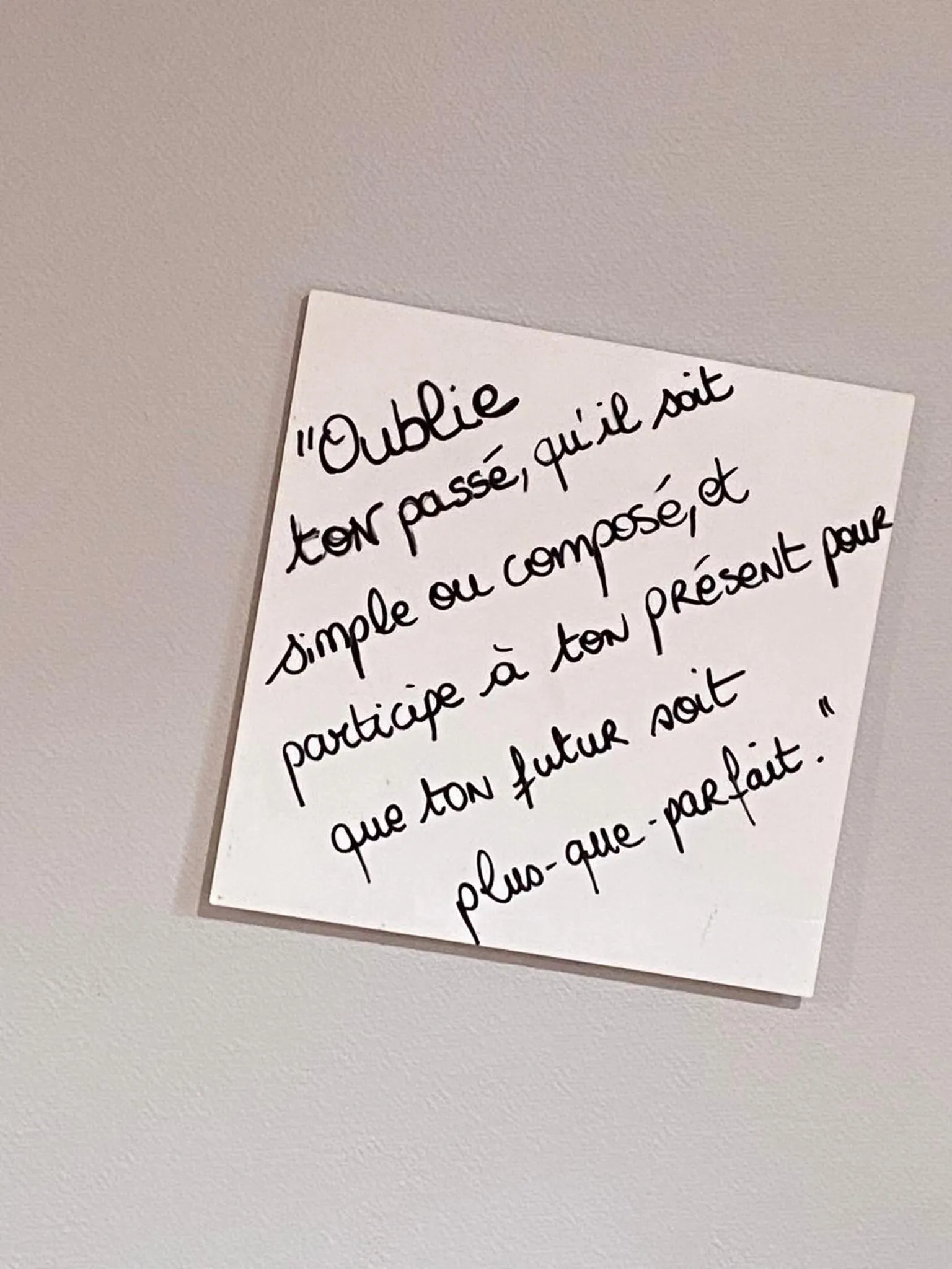 Text overlay in Hôtel Juantorena