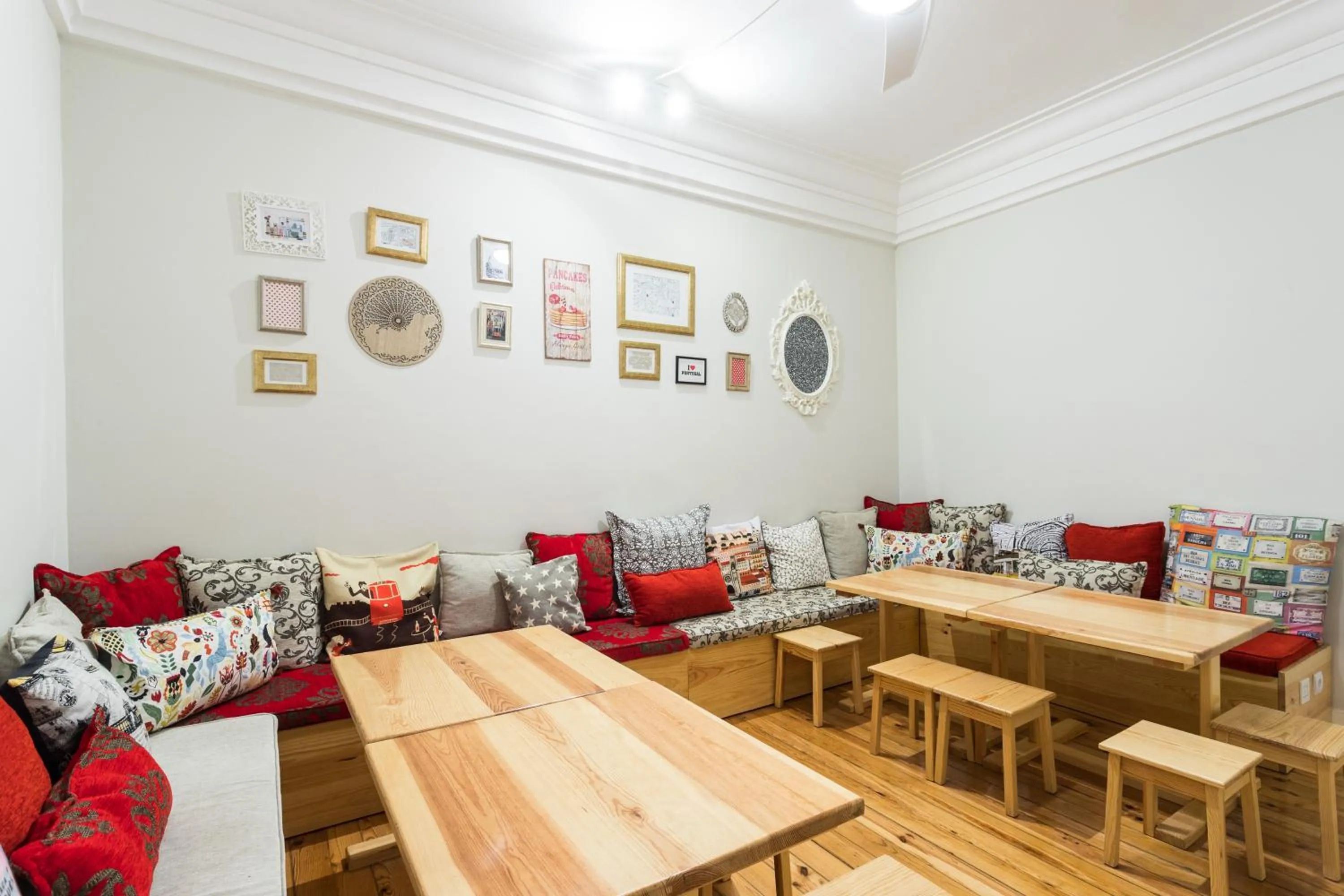 Communal lounge/ TV room in Lisboa Central Hostel