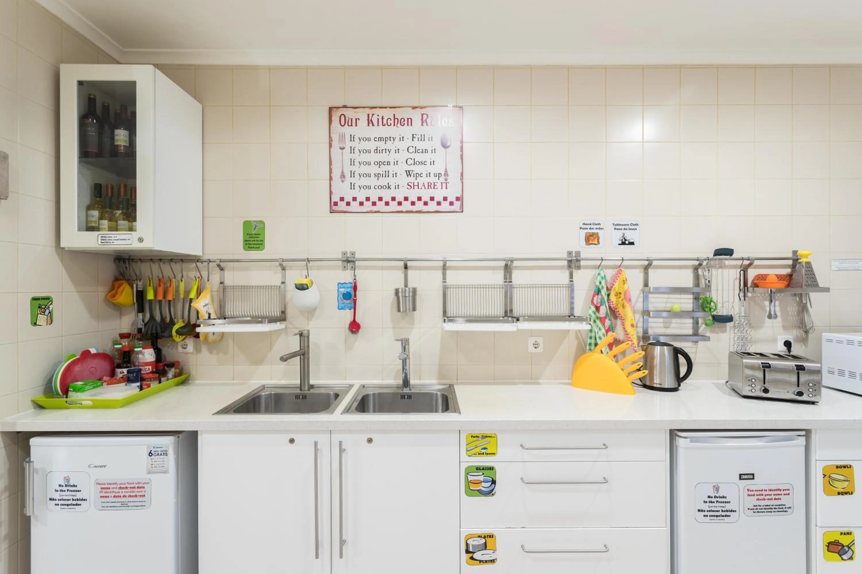 Communal kitchen in Lisboa Central Hostel