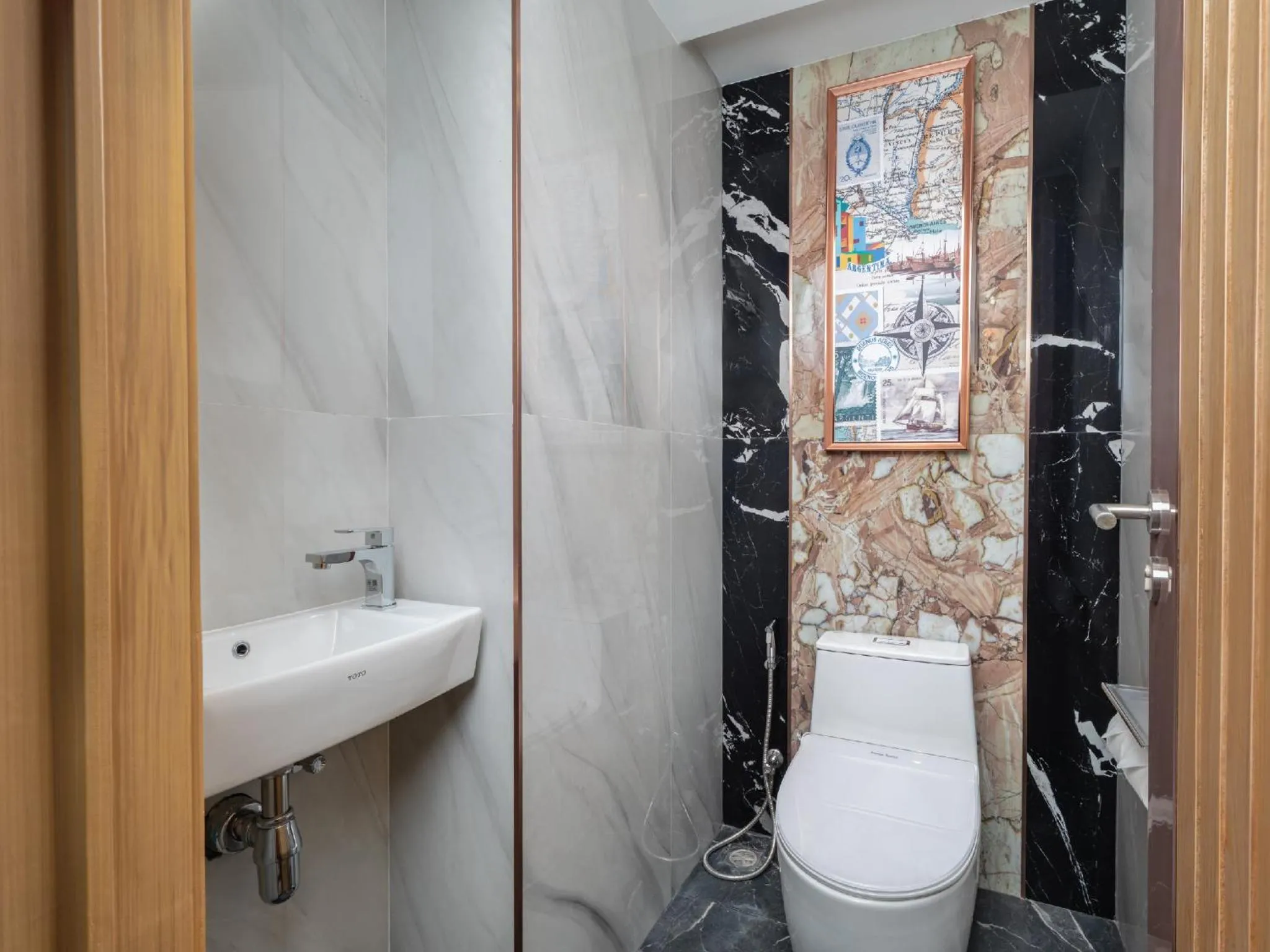 Shower in Pipa Hotel Bangkok Sukhumvit 11