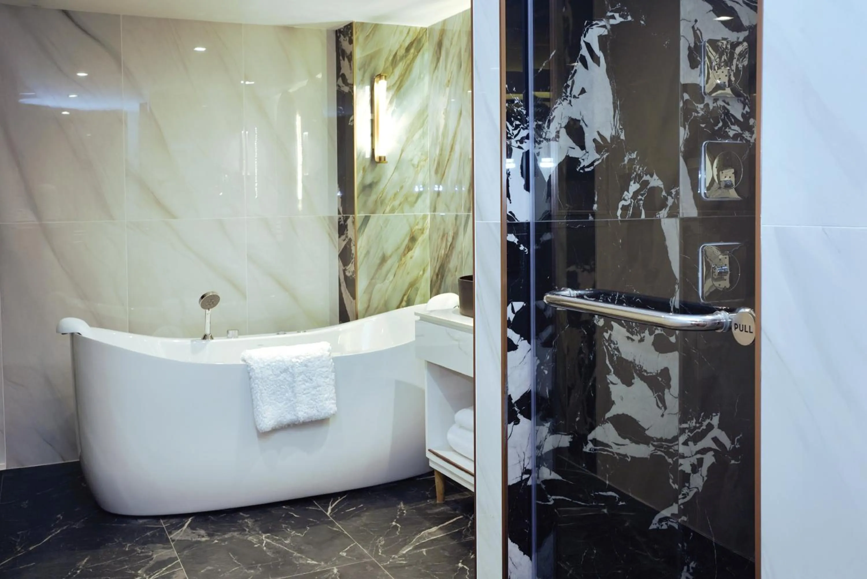 Shower in Pipa Hotel Bangkok Sukhumvit 11