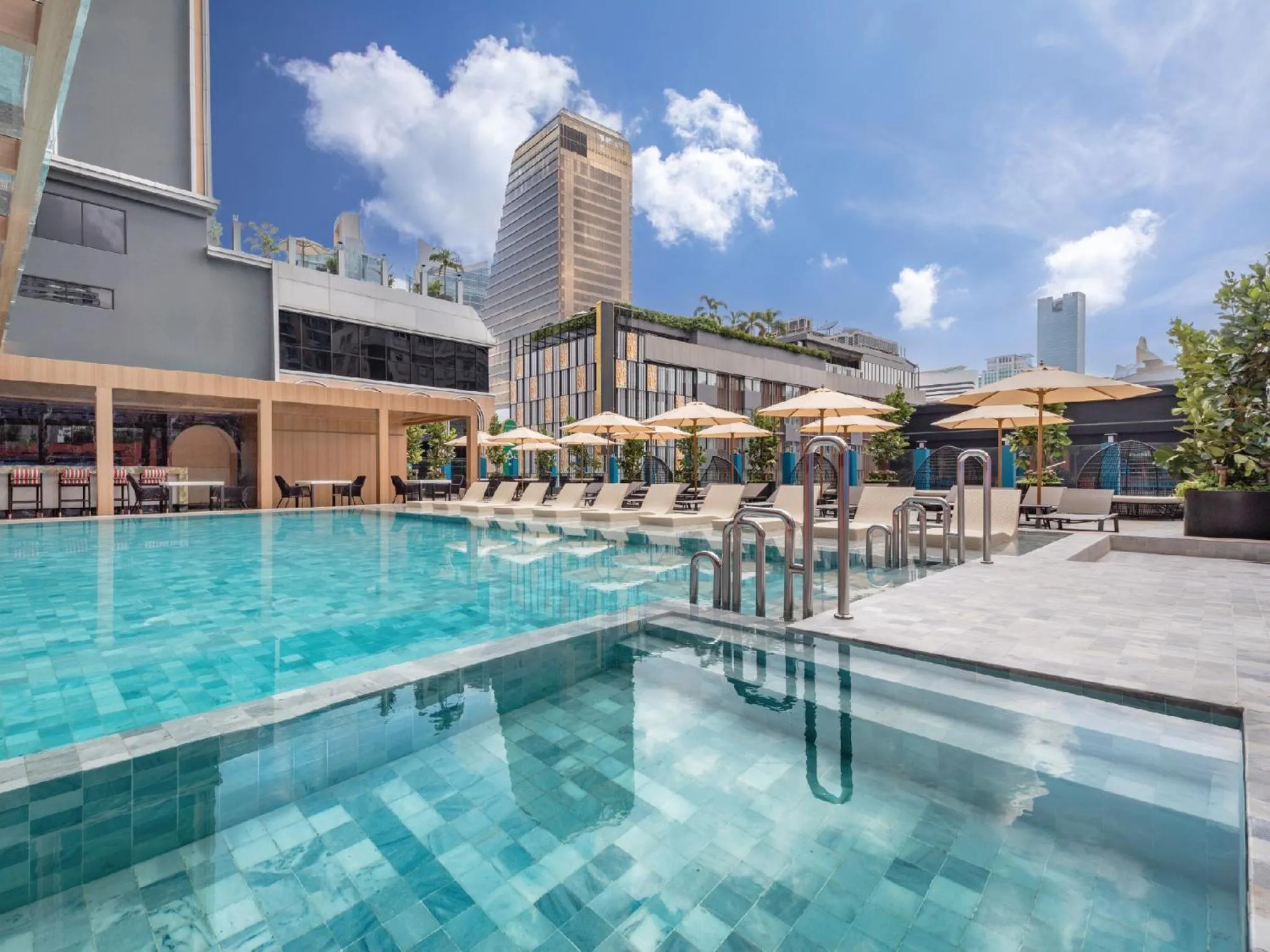 Swimming pool in Pipa Hotel Bangkok Sukhumvit 11